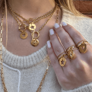 colliers à chaîne dorée avec pendentif étoile et bagues avec pendentif étoile