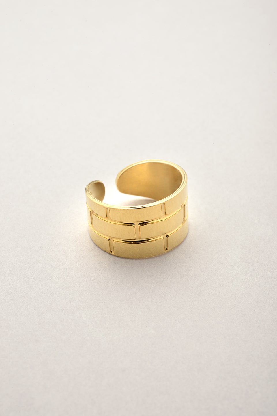 Bague dorée Musardise de la collection Toulouse représentant les briques de la ville Rose
