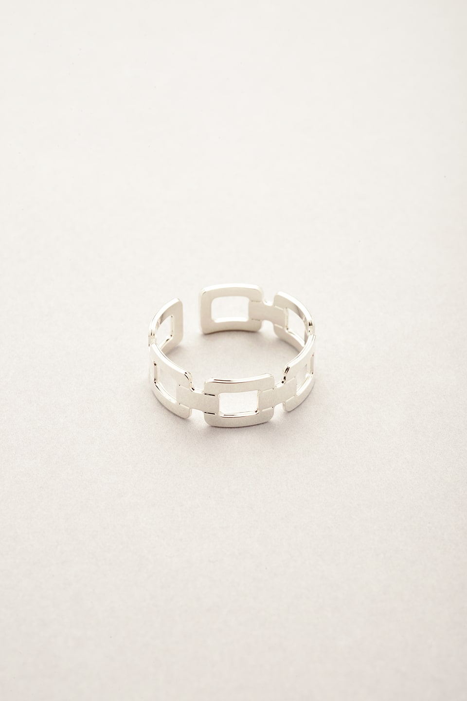 Bague argentée Amarrage fabriquée en France. Bijou pour femme avec aspect chaîne. Ce bijou s'inspire de la maille marine. 