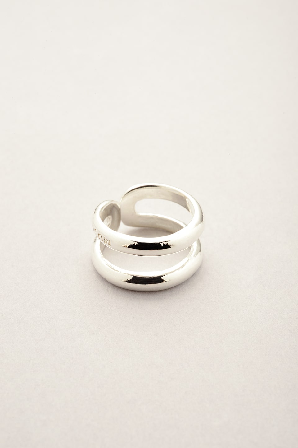 Bague argentée Ava fabriquée en France. Bijou pour femme ajustable. 