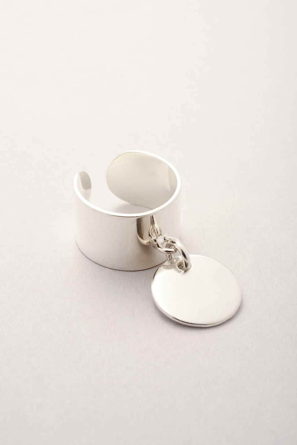 Bague argentée Médaille fabriquée en France. Bijou ajustable réalisé à la main dans notre atelier. 