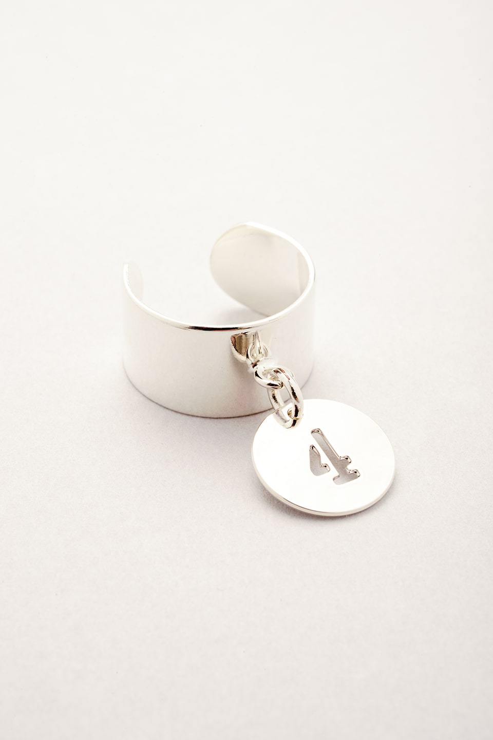 Bague argentée médaille Chiffre fabriquée en France. Bijou ajustable pour femme et enfant. Idéal premier bijou pour enfant. 