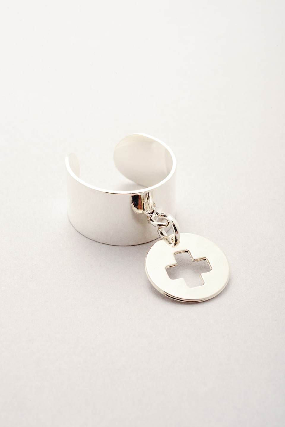 Bague argentée médaille croix fabriquée en France. Bijou pour femme avec pendentif croix. 