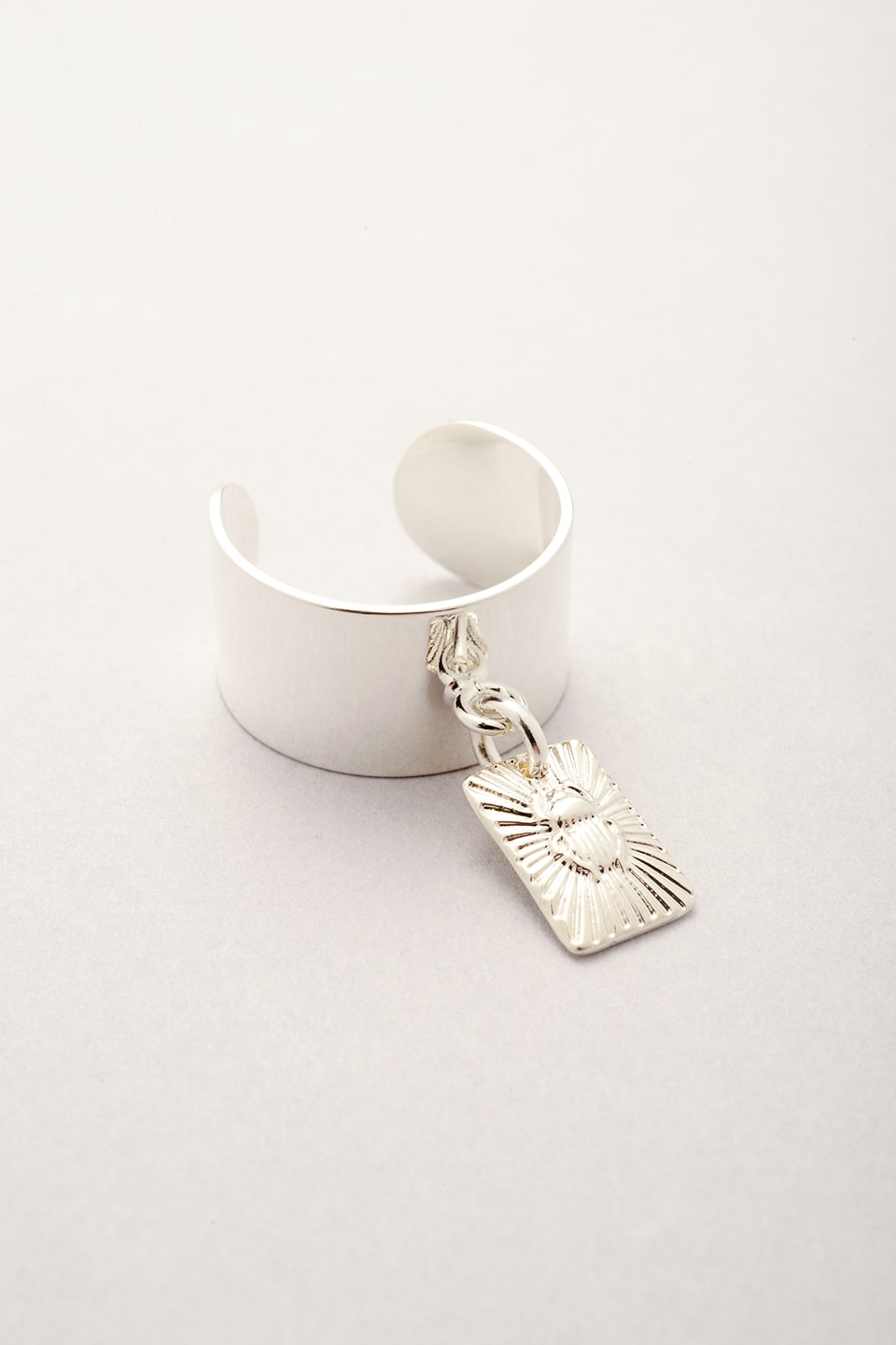 Bague argentée pendentif Scarabée. Bijou réglable pour femme fabriqué en France. Bague symbole chance. 