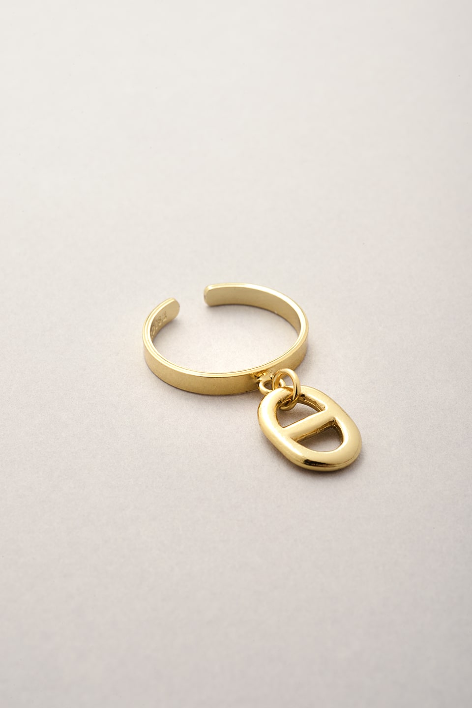 La bague fine et réglable de Musardise. Une bague avec un pendentif en forme de maille marine revisitée.