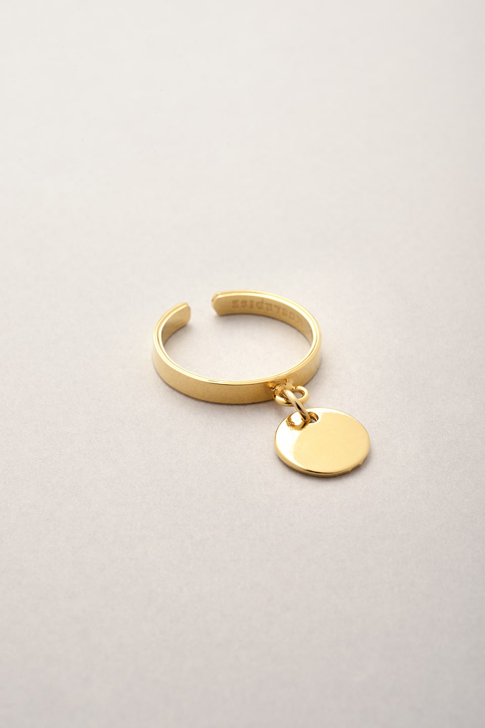 Bague dorée fine élégante et discrète réglable avec sa breloque médaille