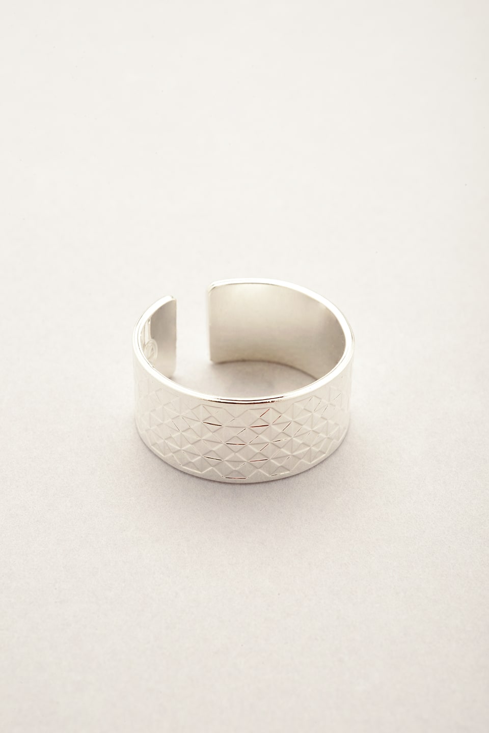 Bague homme avec détails losanges argentés. Ce bijou pour homme est fabriqué en France. 