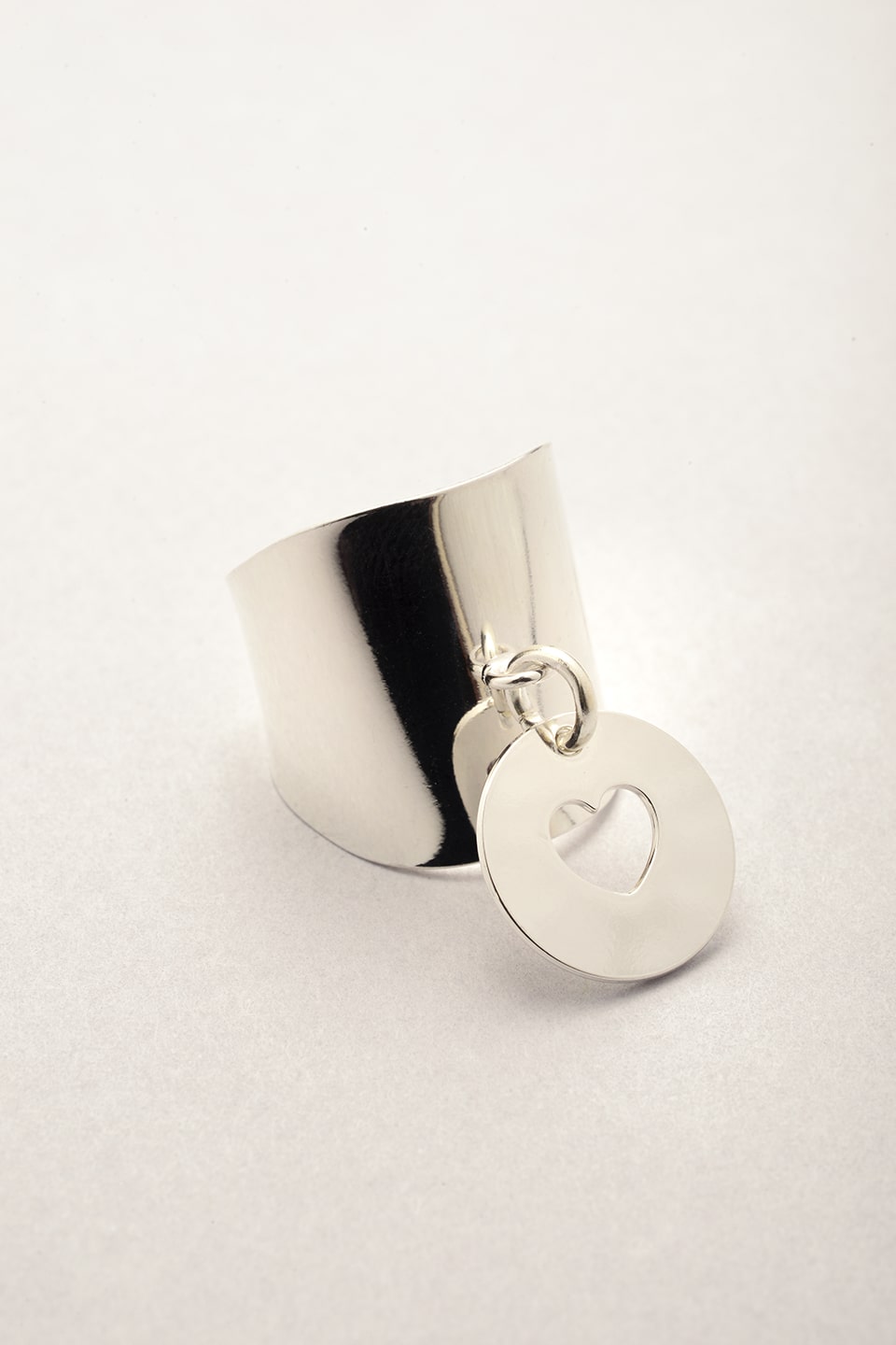 Bague large argentée médaille Coeur. Bijou XL pour femme. 
