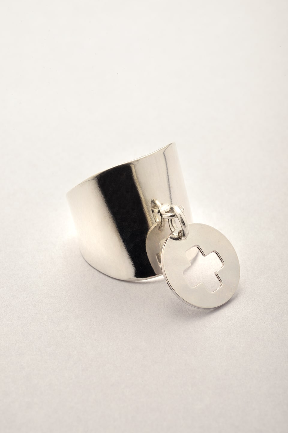 Bague large argentée médaille Croix. Bijou XL argenté fabriqué en France. Bague pour femme XL. 