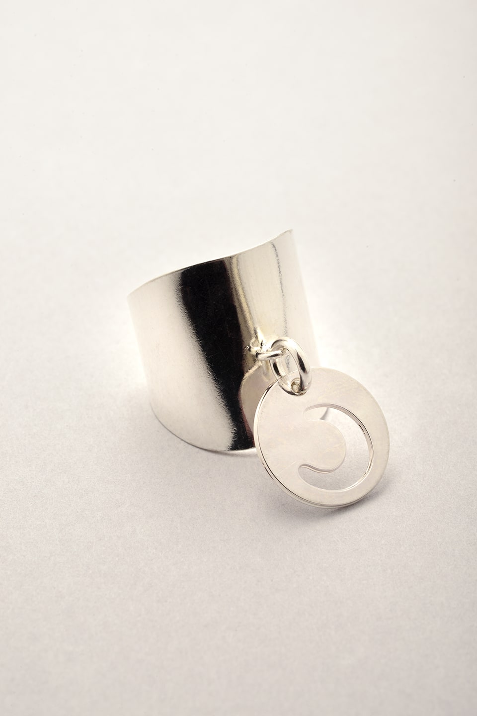 Bague large argentée médaille Lune fabriquée en France. Bijou XL pour femme. 