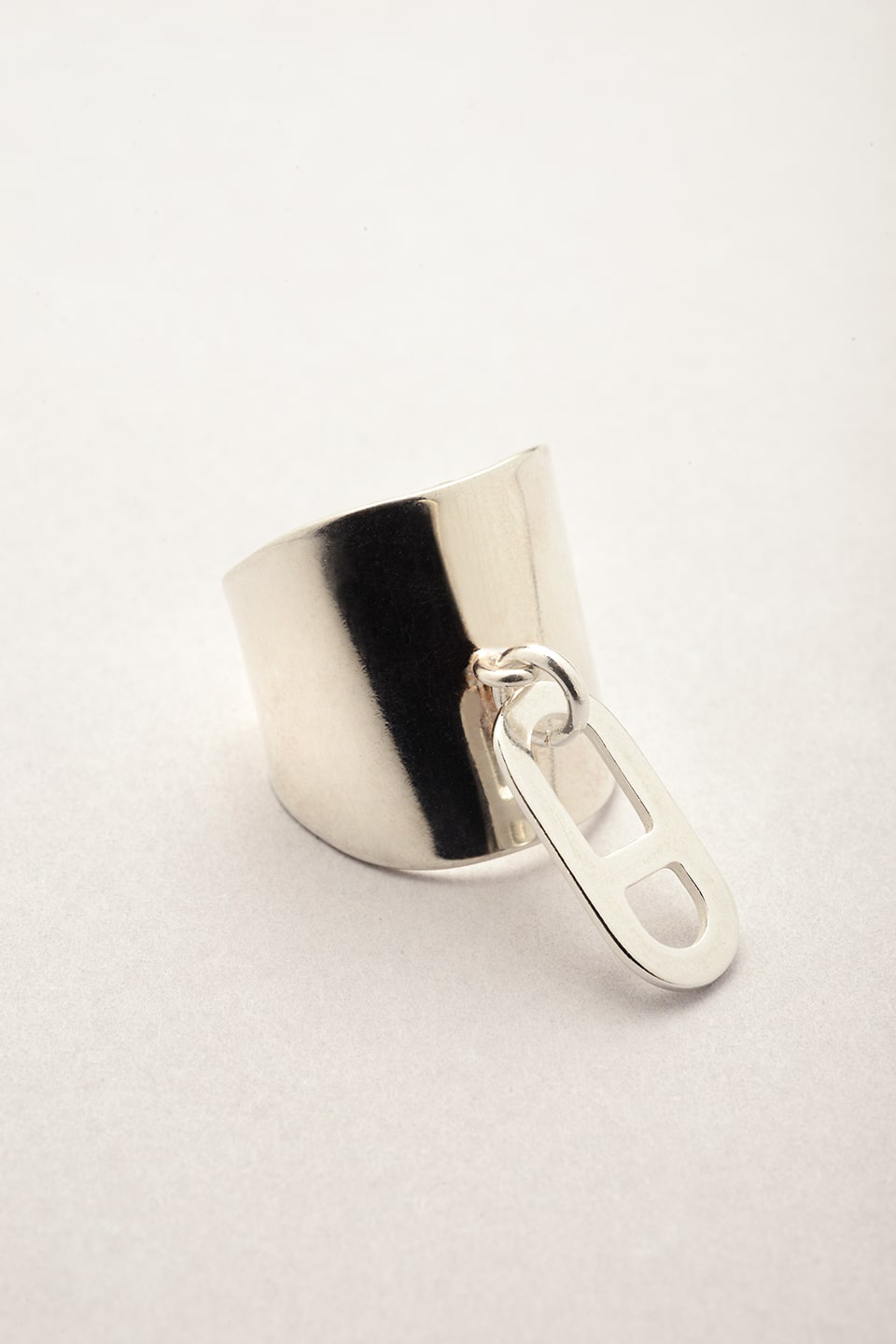 Bague large argentée pendentif Noé XL. Ce bijou large est pour femme. Bague fabriquée en France. 
