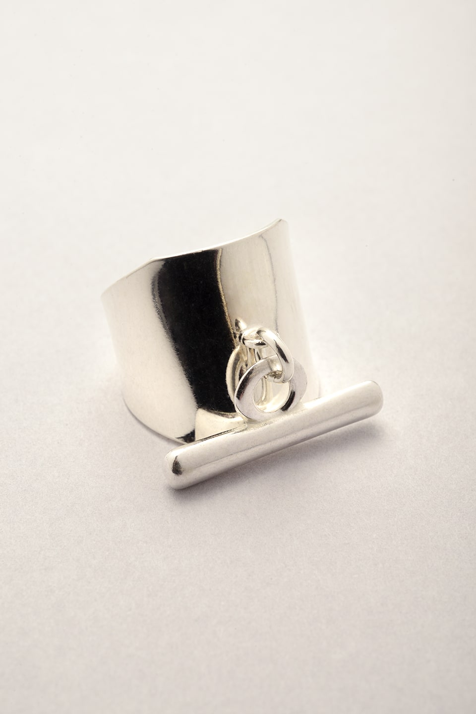 Bague large argenté pendentif T fabriquée en France. Bijou XL argenté pour femme. 