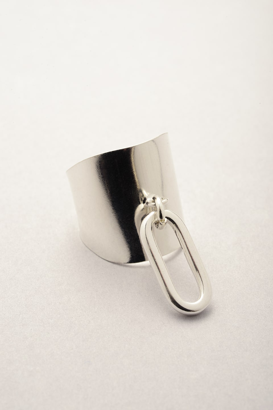 Bague Large pendentif Ricky argentée fabriquée en France. Bijou ajustable XL massif pour femme. 