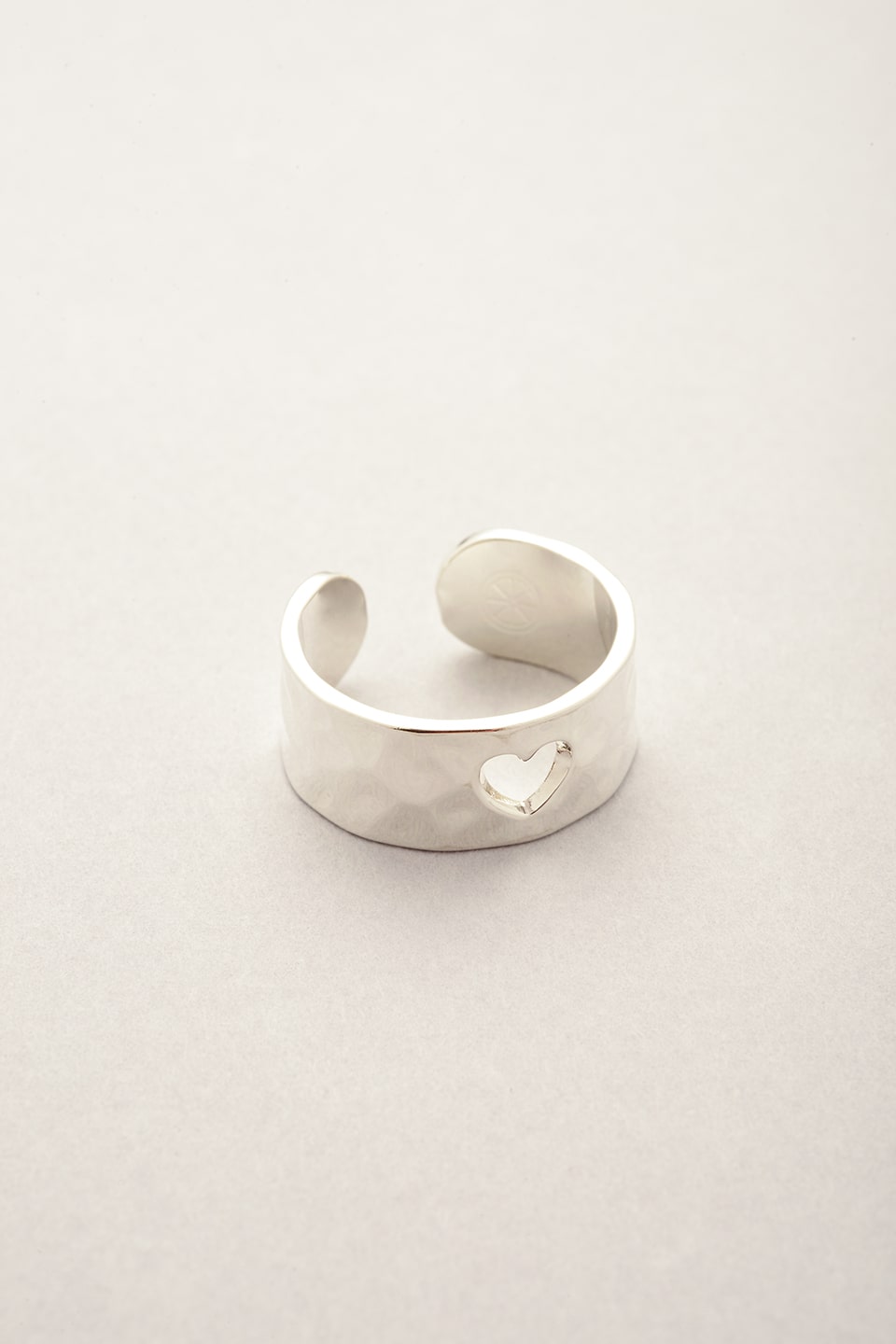 Bague martelée coeur argentée fabriquée en France. Bijou pour femme pas cher. 