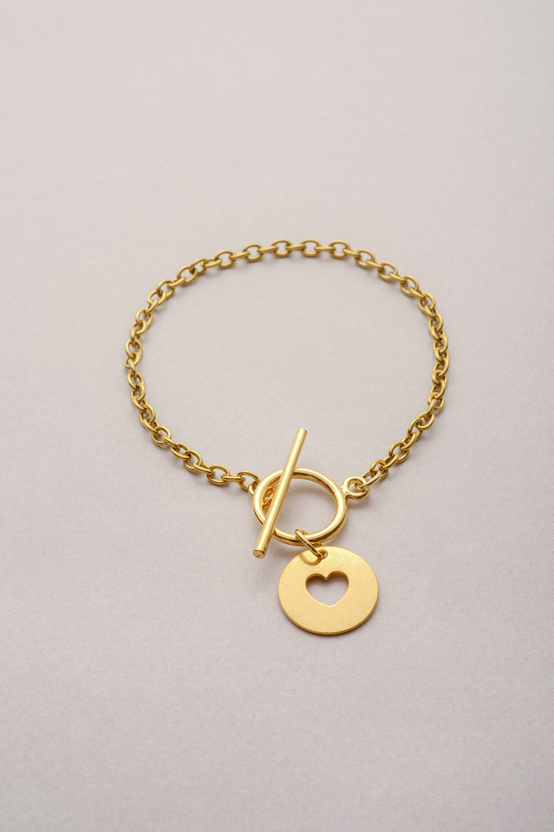 Bracelet Chaîne fine coeur doré de la gamme Lou. Bijou avec pendentif coeur évidé fabriqué en France. Bijou pour femme idée cadeau. 