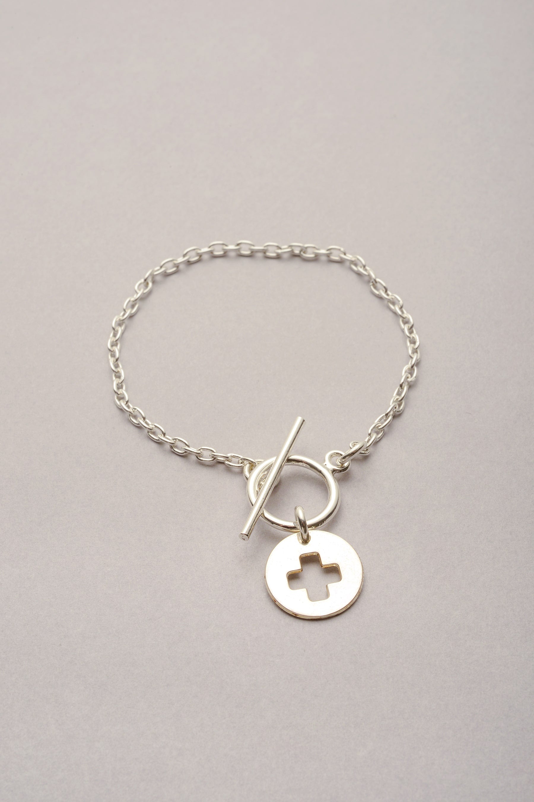 Bracelet Chaine médaille Cruz "Lou" argenté. Ce bijou fabriqué en France pour femme est une idée de cadeau. 
