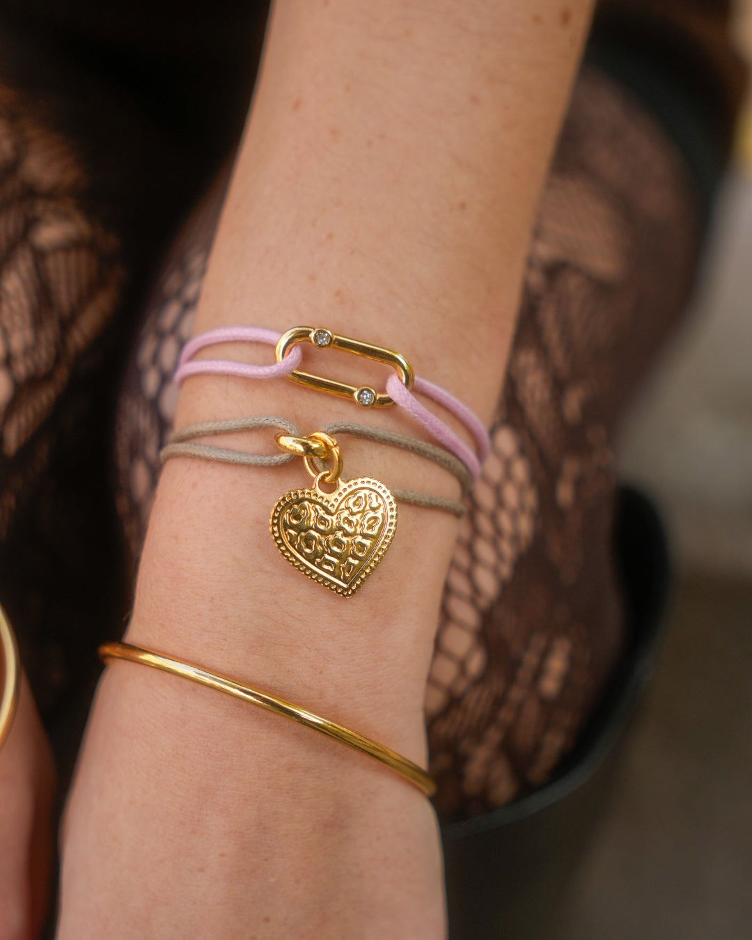 Le bracelet Liv coeur sauvage doré porté pendant un shooting photo de la collection coeur Sauvage