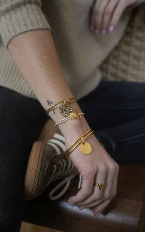 Bracelet Liv doré de la collection Coeur Sauvage avec cordon coloré doré.