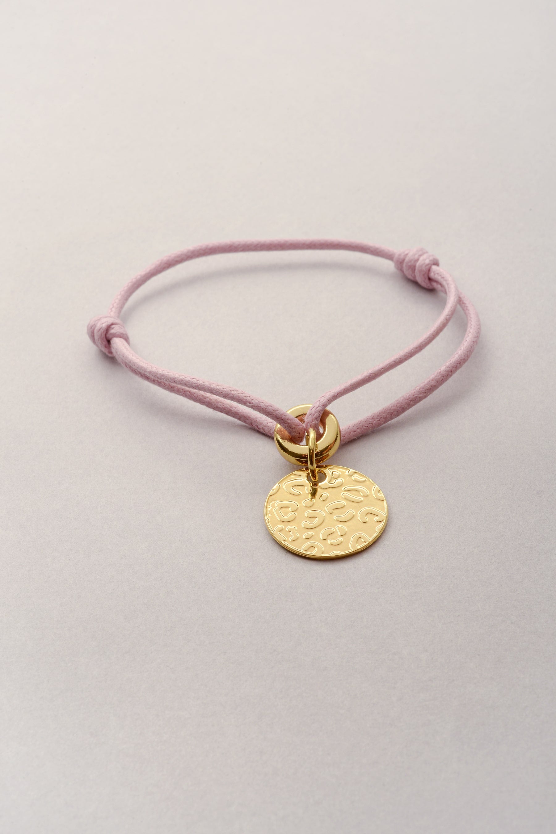 Ce bracelet Liv médaille Léopard doré est ajustable, personnalisable et existe aussi en argenté. La médaille est ronde 20mm et est réalisée avec des motifs léopard en relief. 