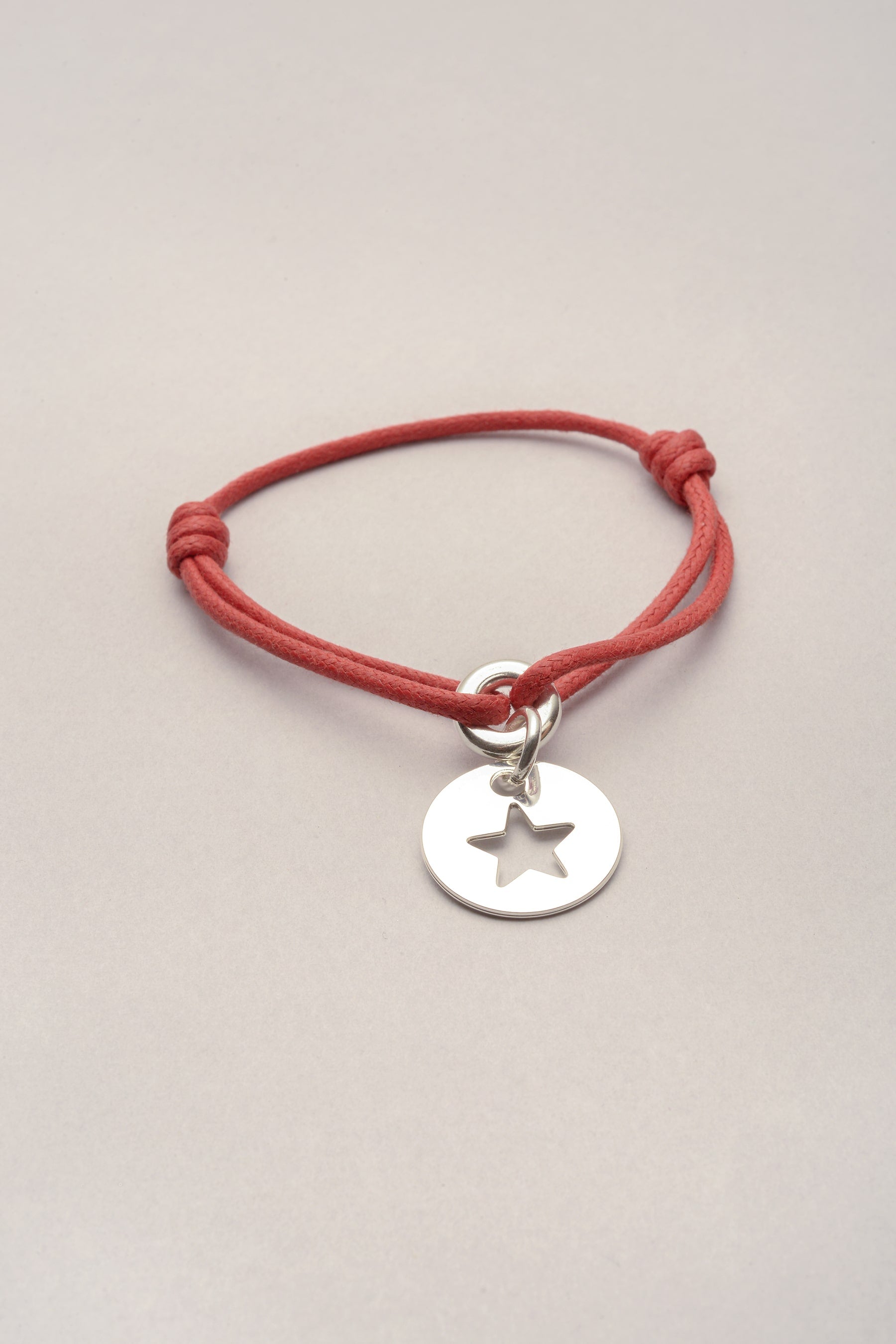 Ce bracelet Liv médaille Étoile argenté est composé d'un cordon réglable. Bijou fantaisie fabriqué en France, dispo aussi en doré ! Ce bijou est idéal en premier bijou 