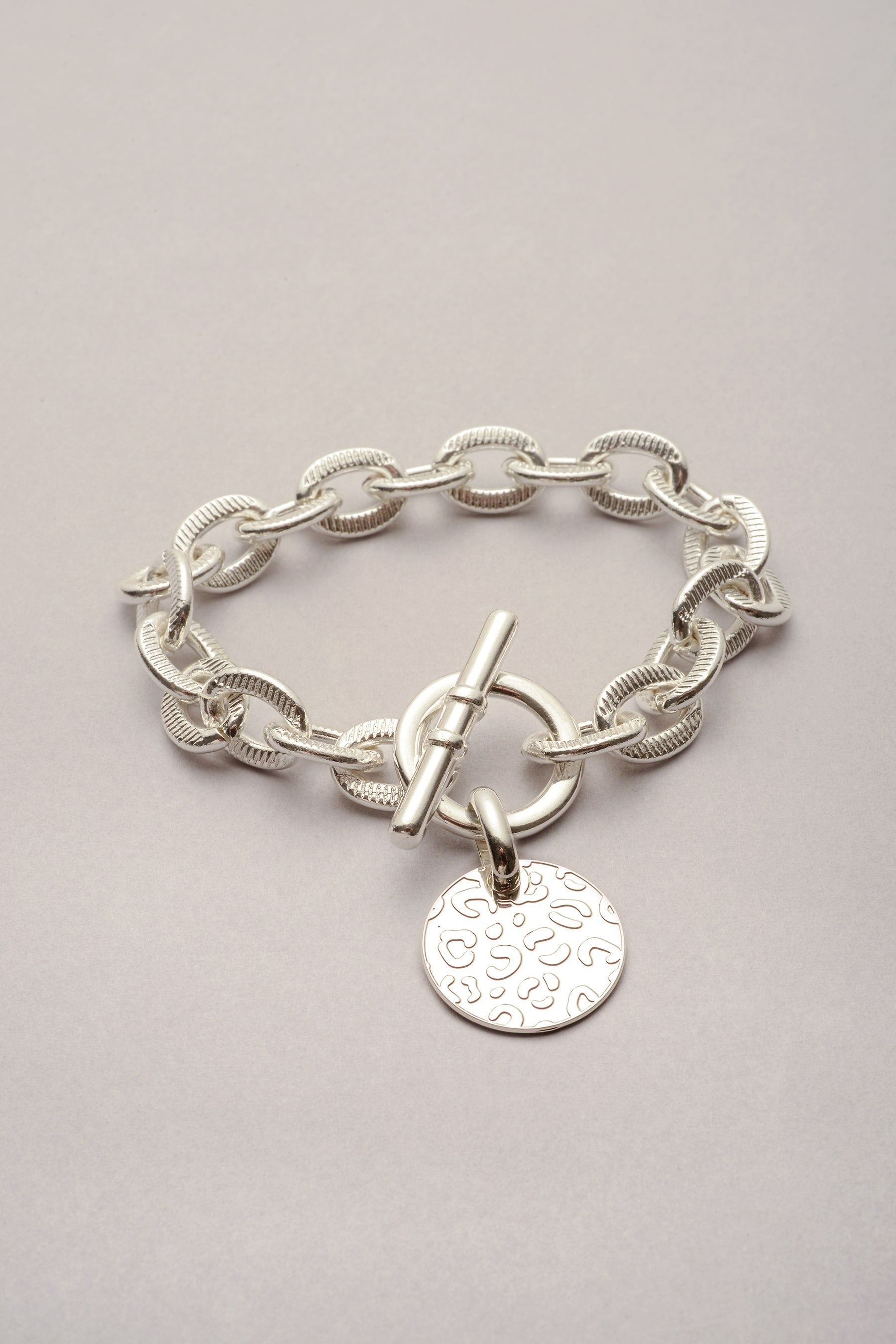 Le bracelet Scarlett Médaille Léopard est une création artisanale argentée. Bijou fabriqué en France ! 