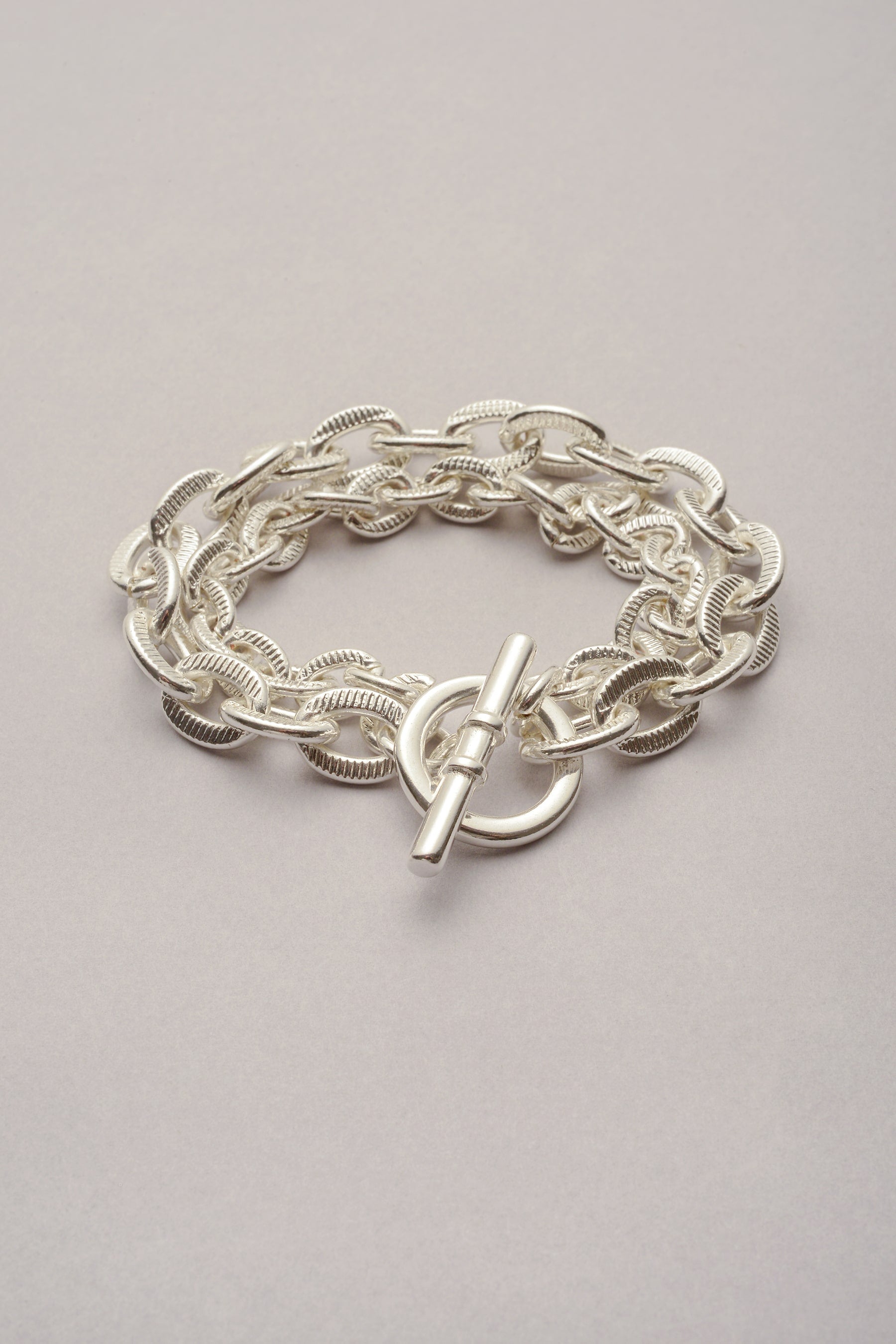 Le bracelet Scarlett Twice se compose d'une chaîne et d'un fermoir en T. Bijou fabriqué en France, création artisanale. 