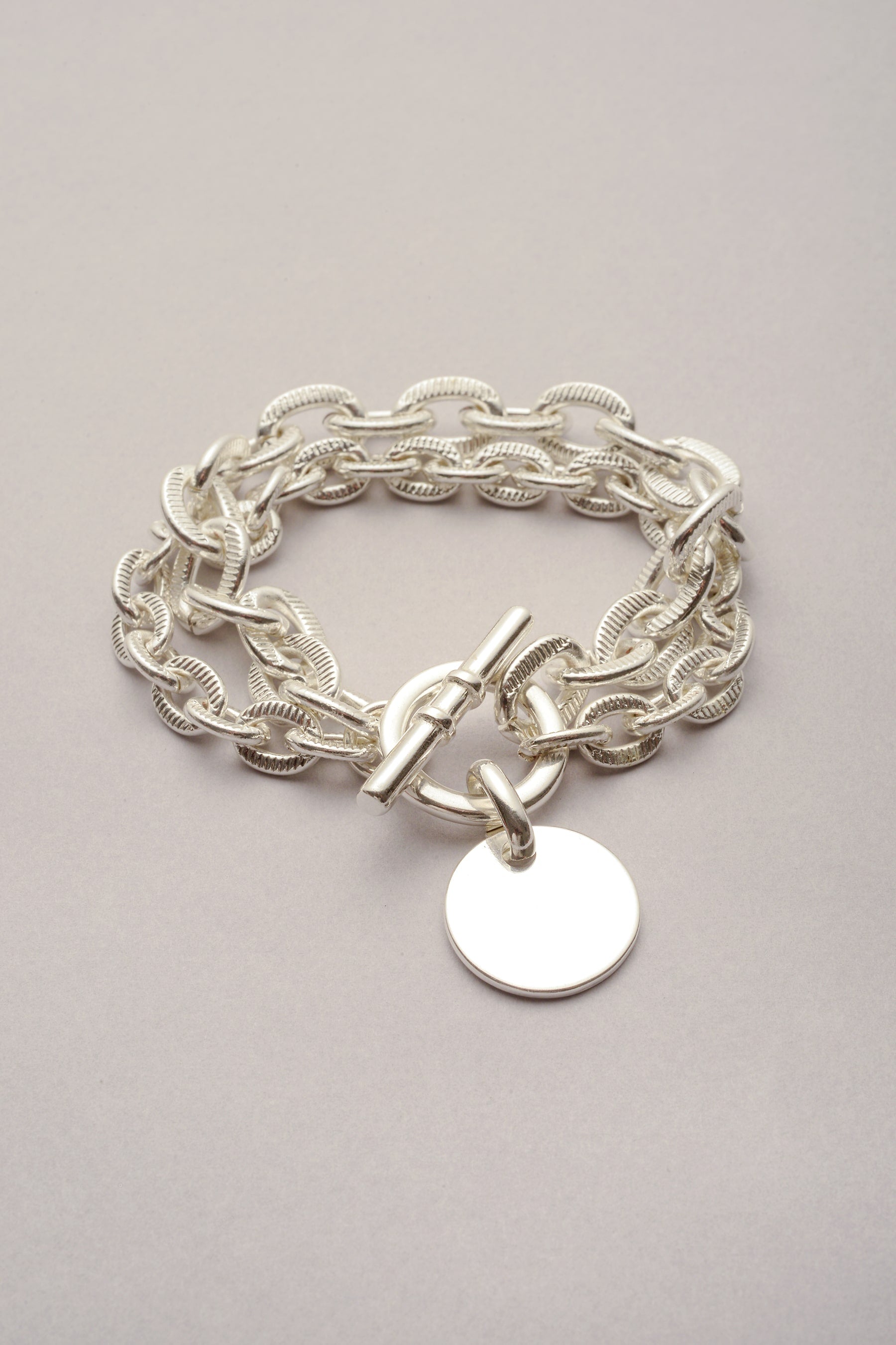 Bracelet Scarlett Twice Médaille avec une double chaîne. Bijou fabriqué en France pour femme. 