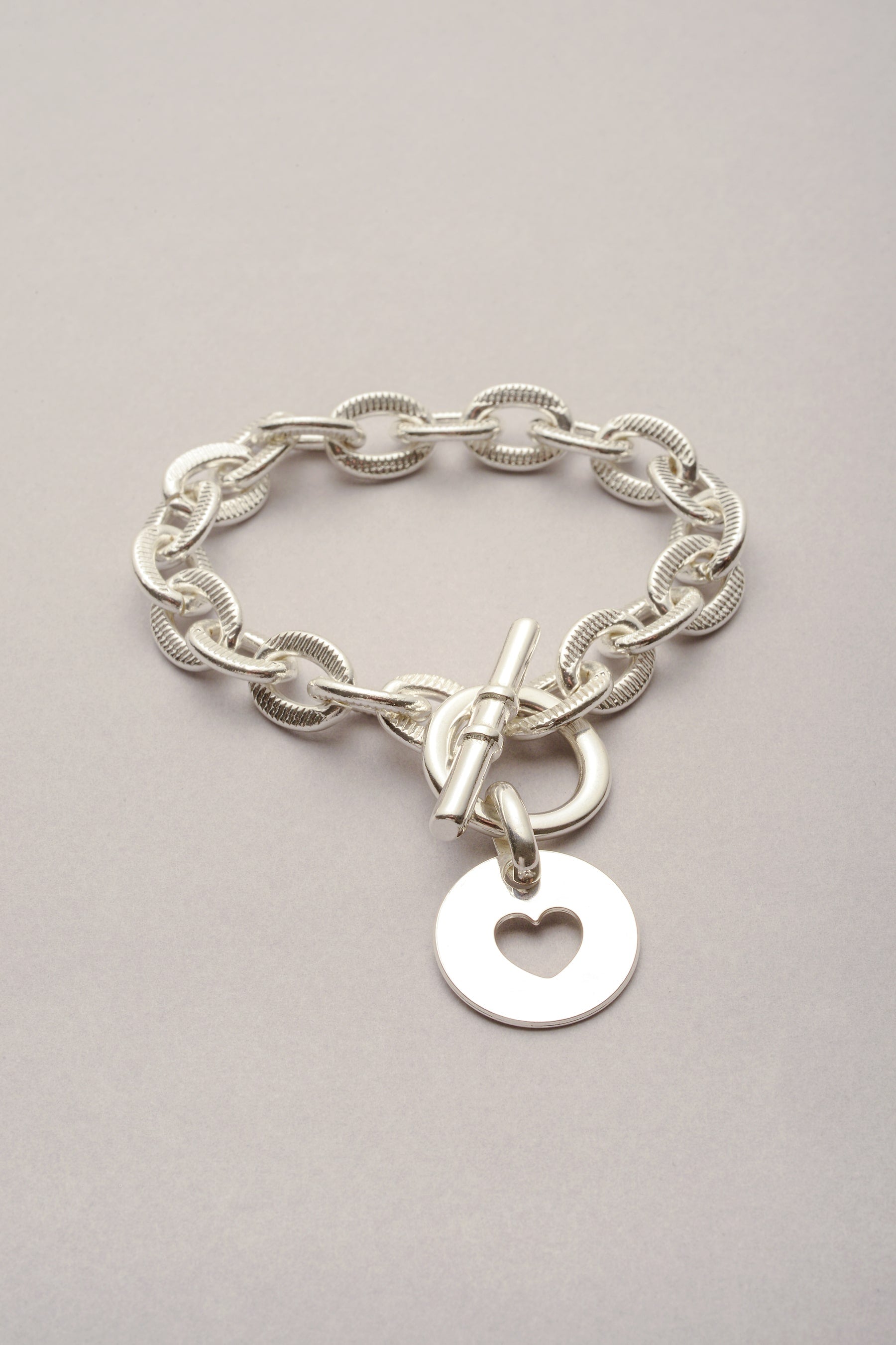 Le bracelet Scarlett médaille Coeur est composé d'une chaîne et d'un fermoir en T. Bijou pour femme fabriqué en France. 