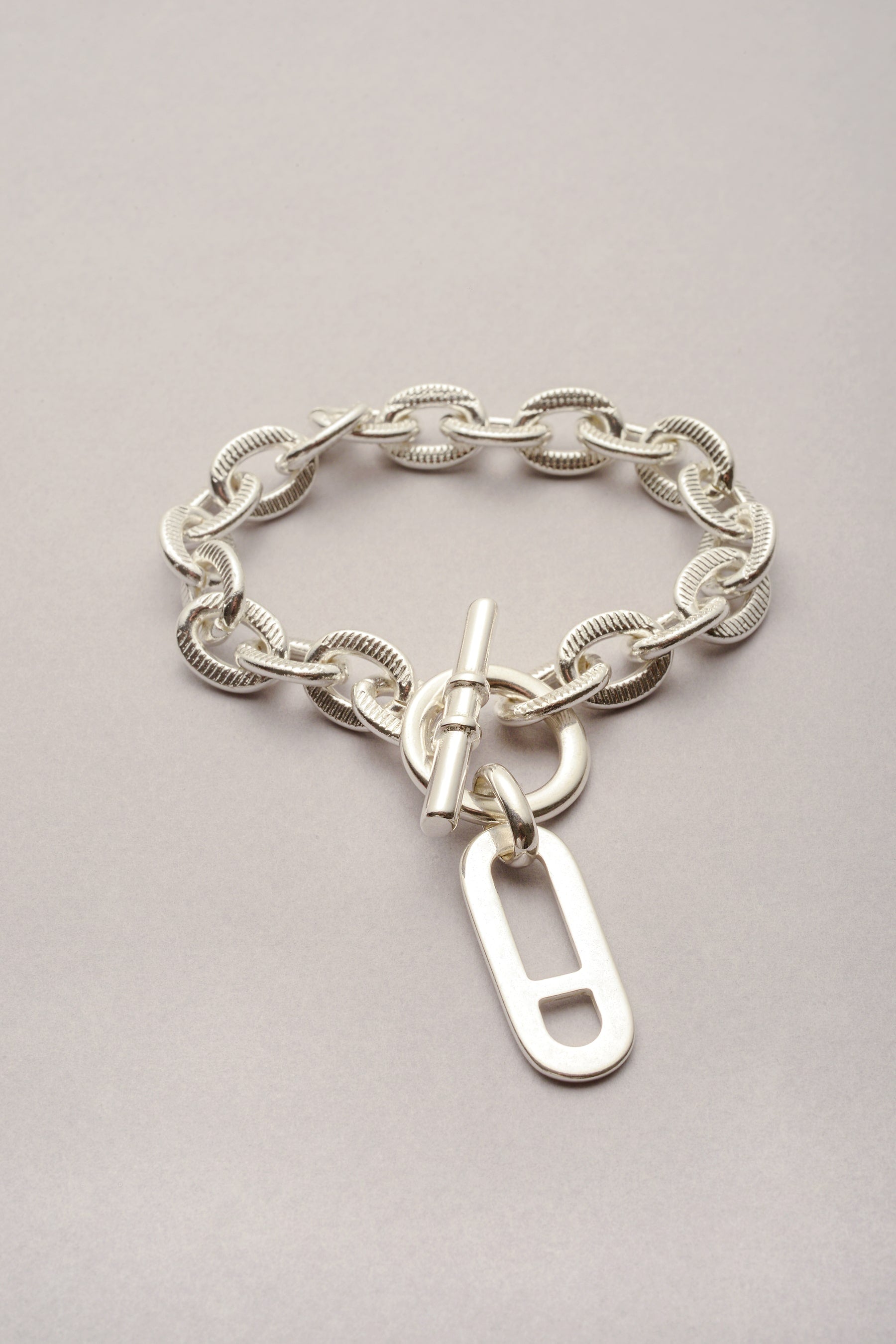 Bracelet Scarlett pendentif Noé argenté. Bijou fabriqué en France pour femme. Création Musardise, artisanale et imaginé à Toulouse.
