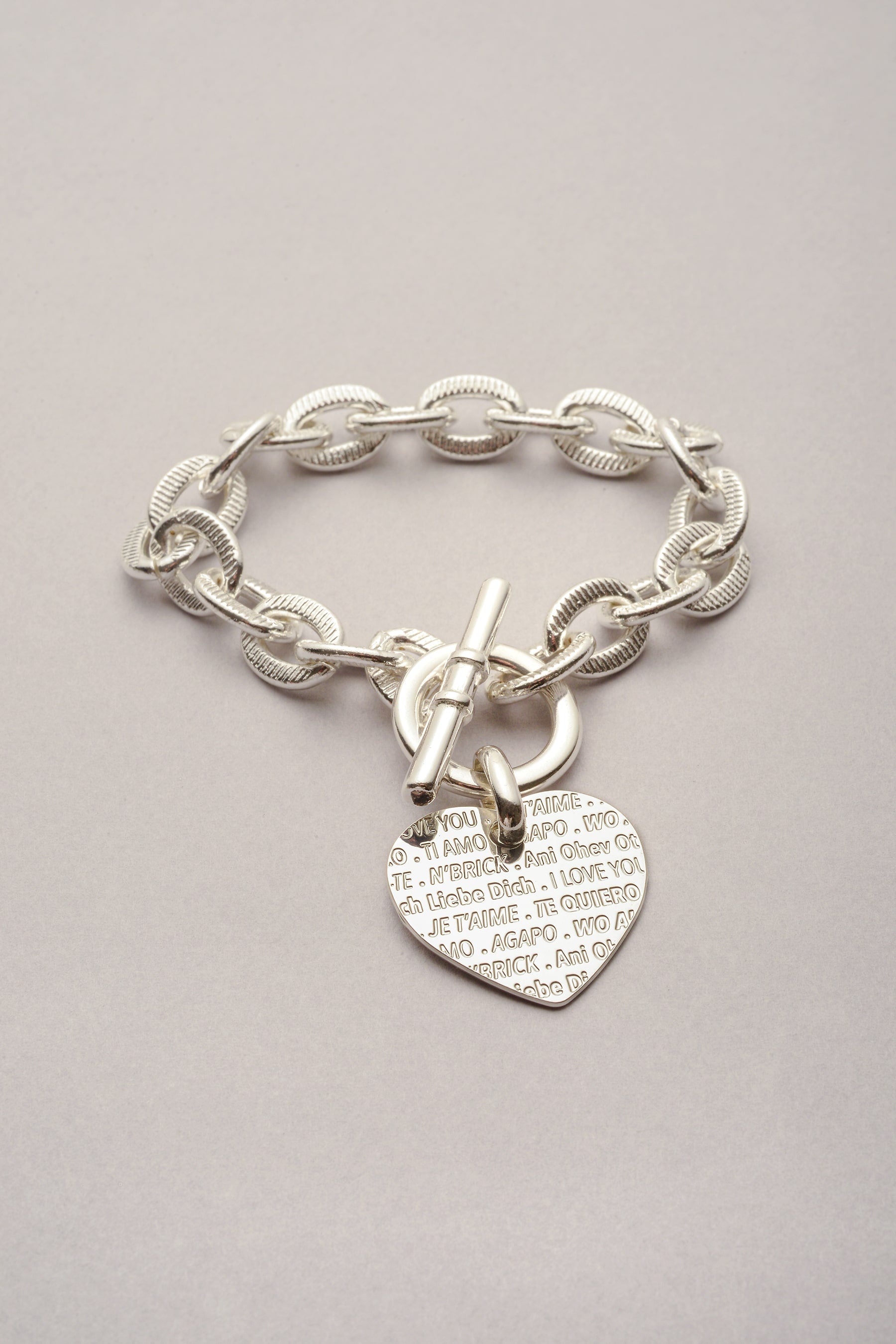 Le Bracelet Scarlett pendentif coeur Je T'aime est composé d'une chaîne et d'un fermoir en T. Bijou fabriqué en France pour femme. Pratique, il s'ouvre et se ferme grâce à son fermoir en T.