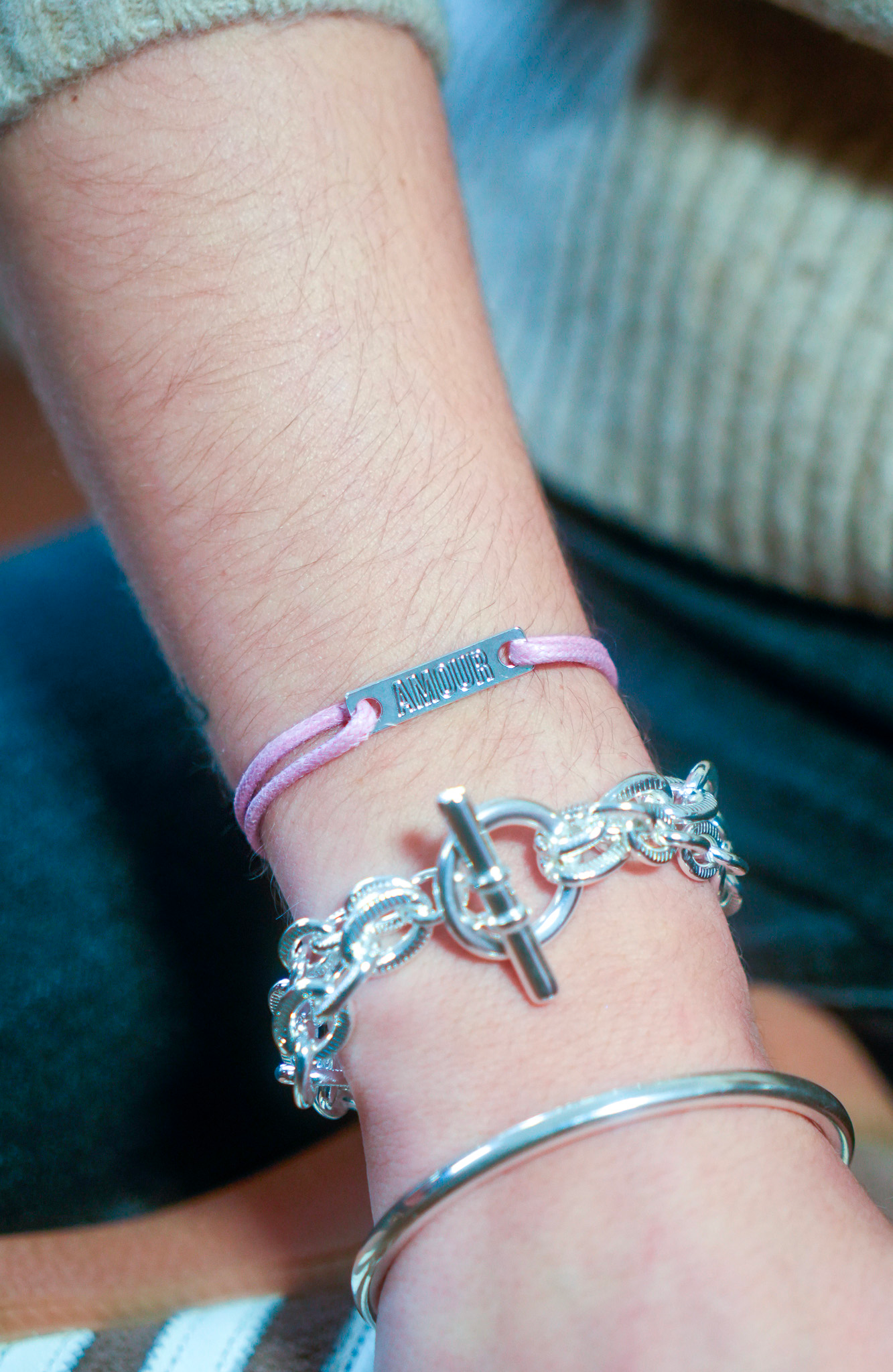 Bracelet avec plaque gravée "AMOUR" 
 argentée sur cordon réglable coloré