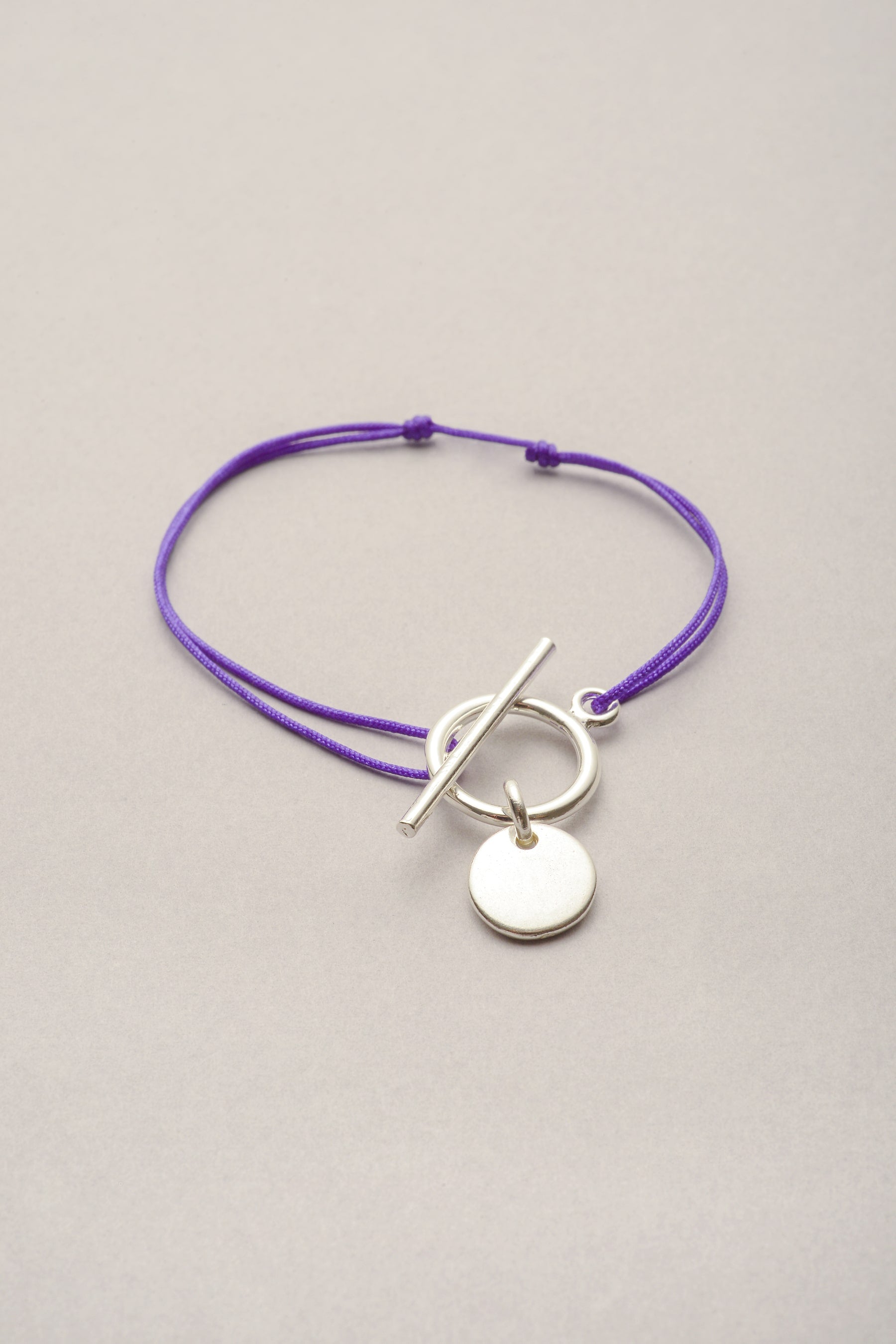 Le bracelet lou argenté médaille - un bracelet fin avec cordon coloré personnalisable et attache en T