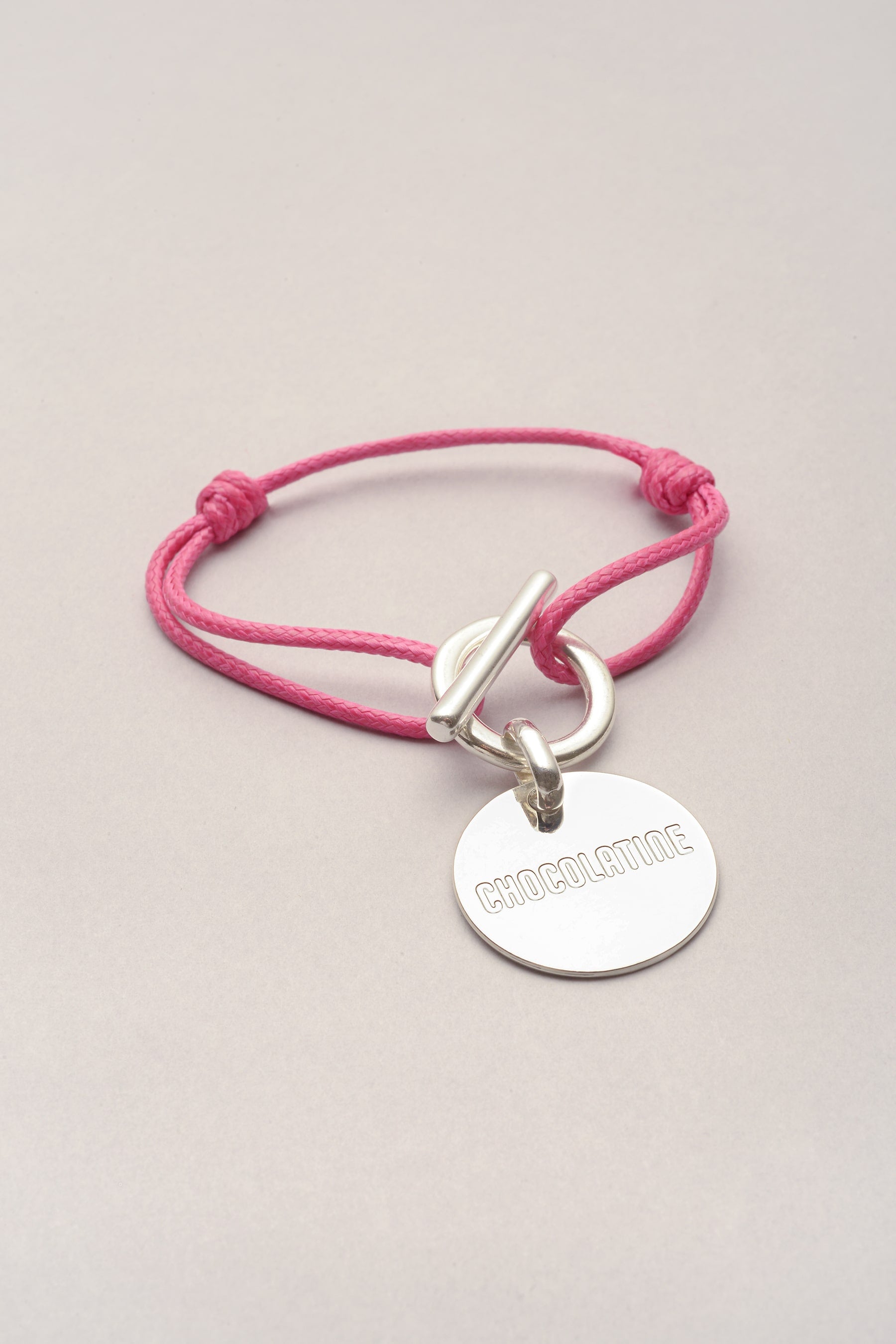 Ce bracelet attache médaille chocolatine s'inspire du débat le plus dur de France: pain au chocolat ou chocolatine ? Une médaille ronde de 26 mm compose ce bijou, sur la médaille est gravé le mot "chocolatine". 