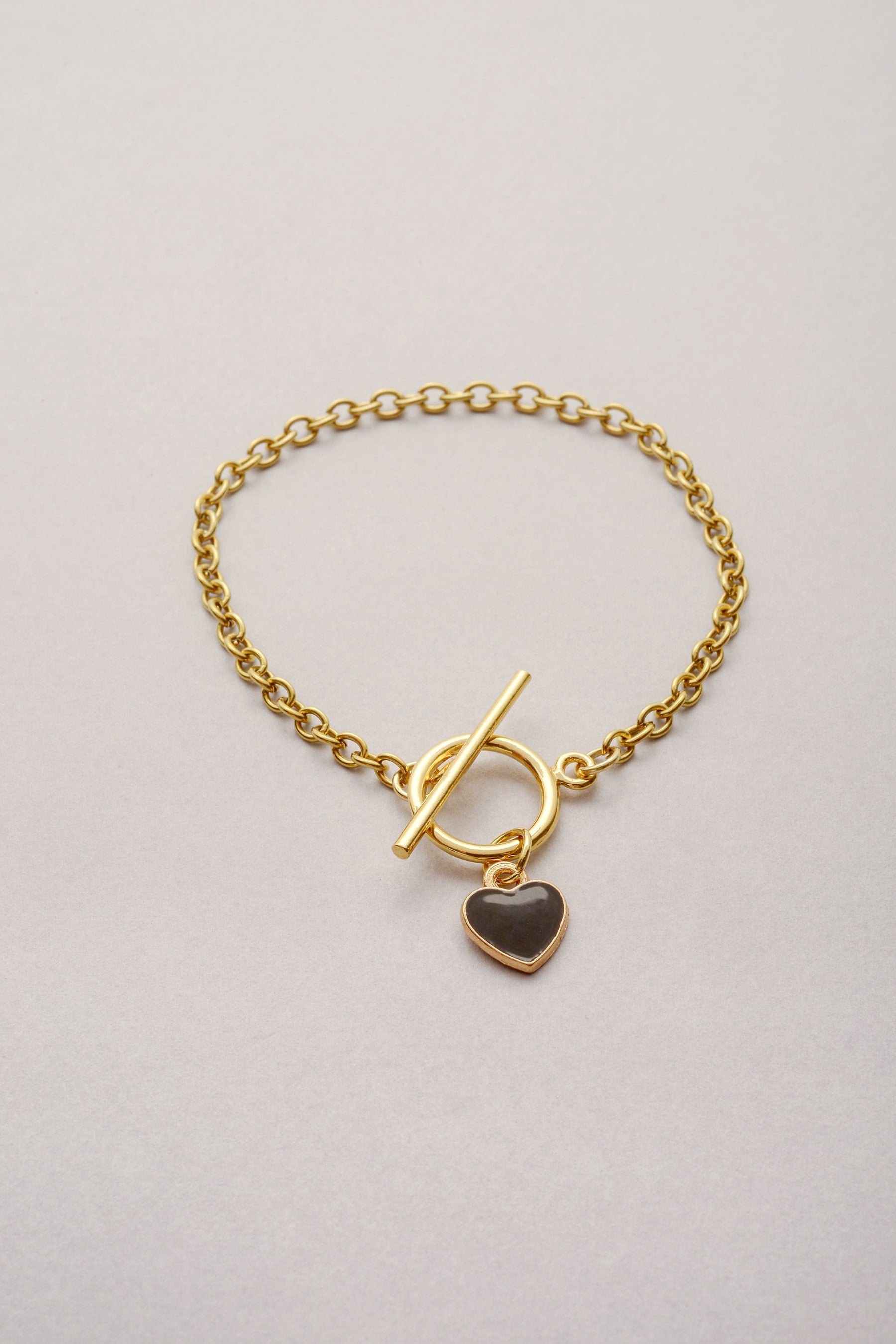 Ce bracelet est composé d'une chaîne fine doré, d'un fermoir en T et d'un pendentif coeur émaillé. Bijou pour femme et enfant fabriqué en France. 