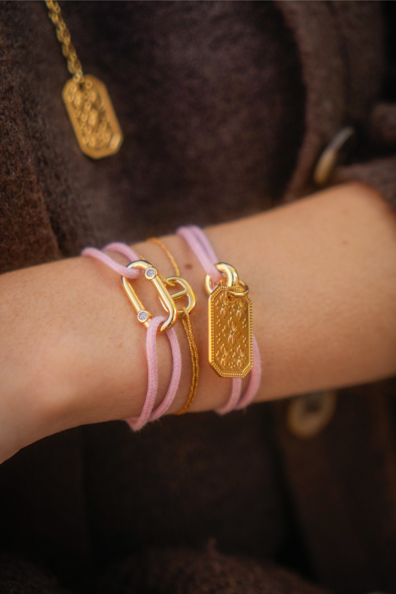 Le bracelet Liv doré de la collection fleurs d'hiver de Musardise est inspiré fleurs de cerisier.