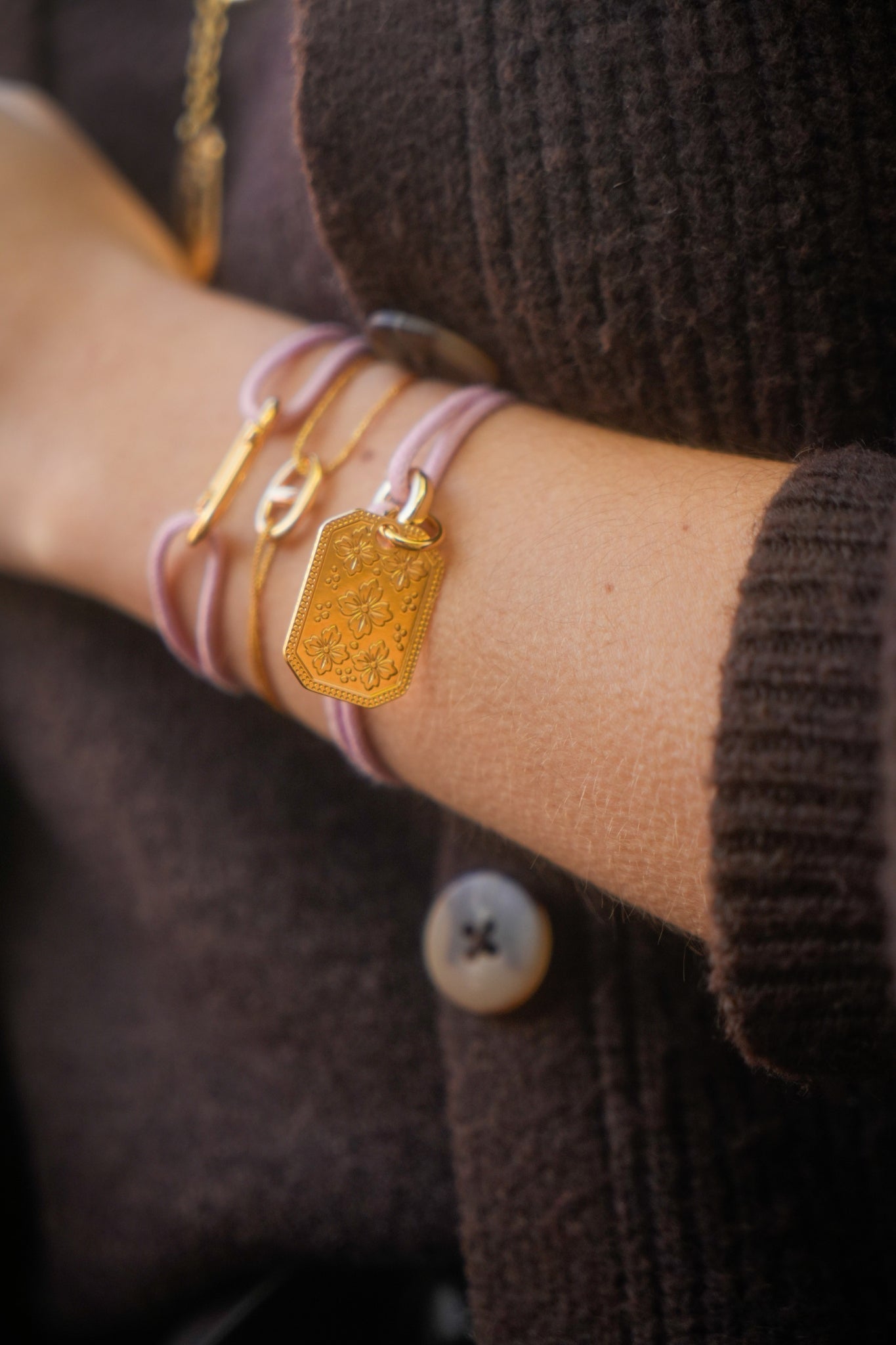 Le bracelet Liv doré de la collection fleurs d'hiver de Musardise.