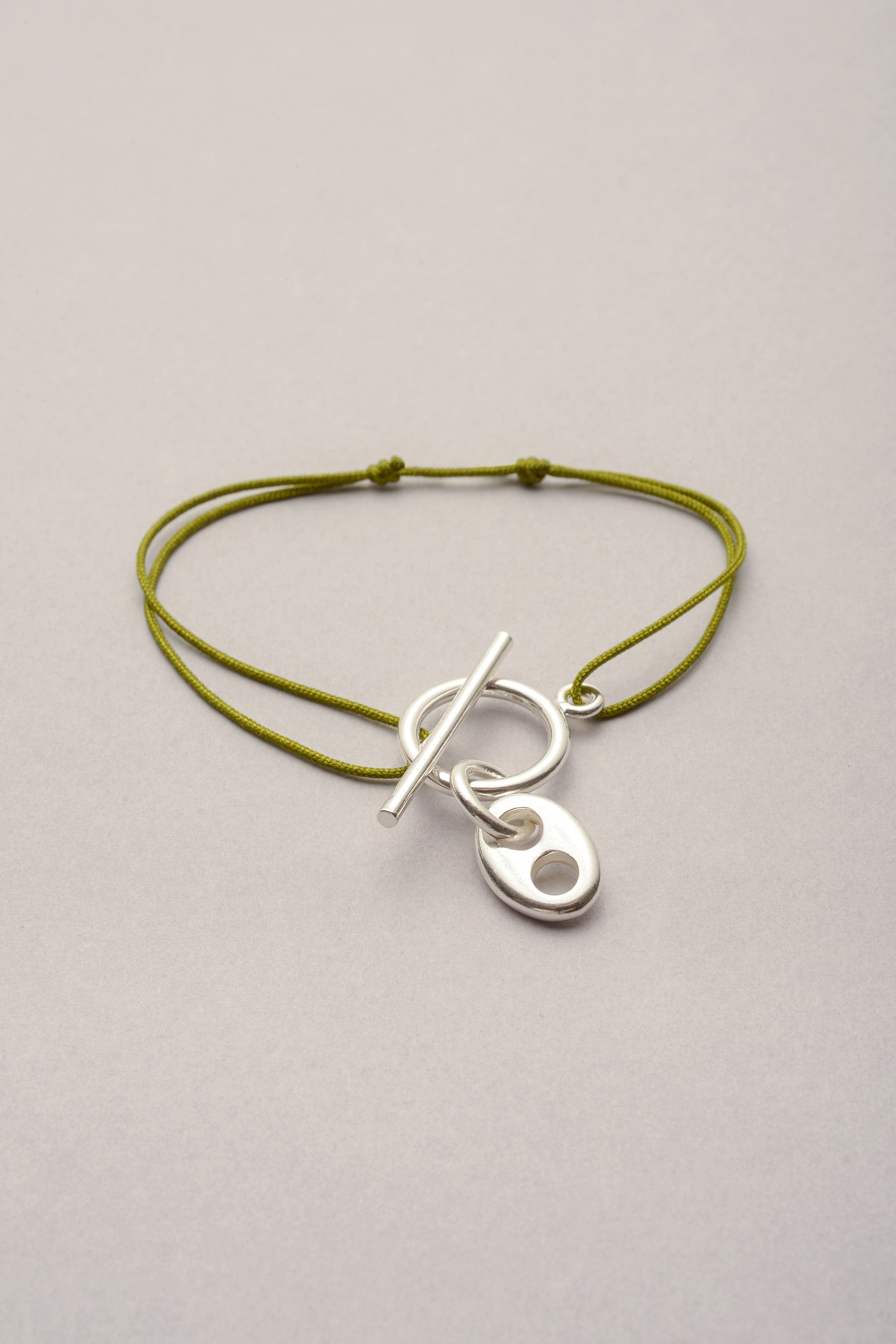 Le bracelet Lou - Bracelet avec pendentif grain de café argenté et fermoir en T sur cordon fil fin coloré
