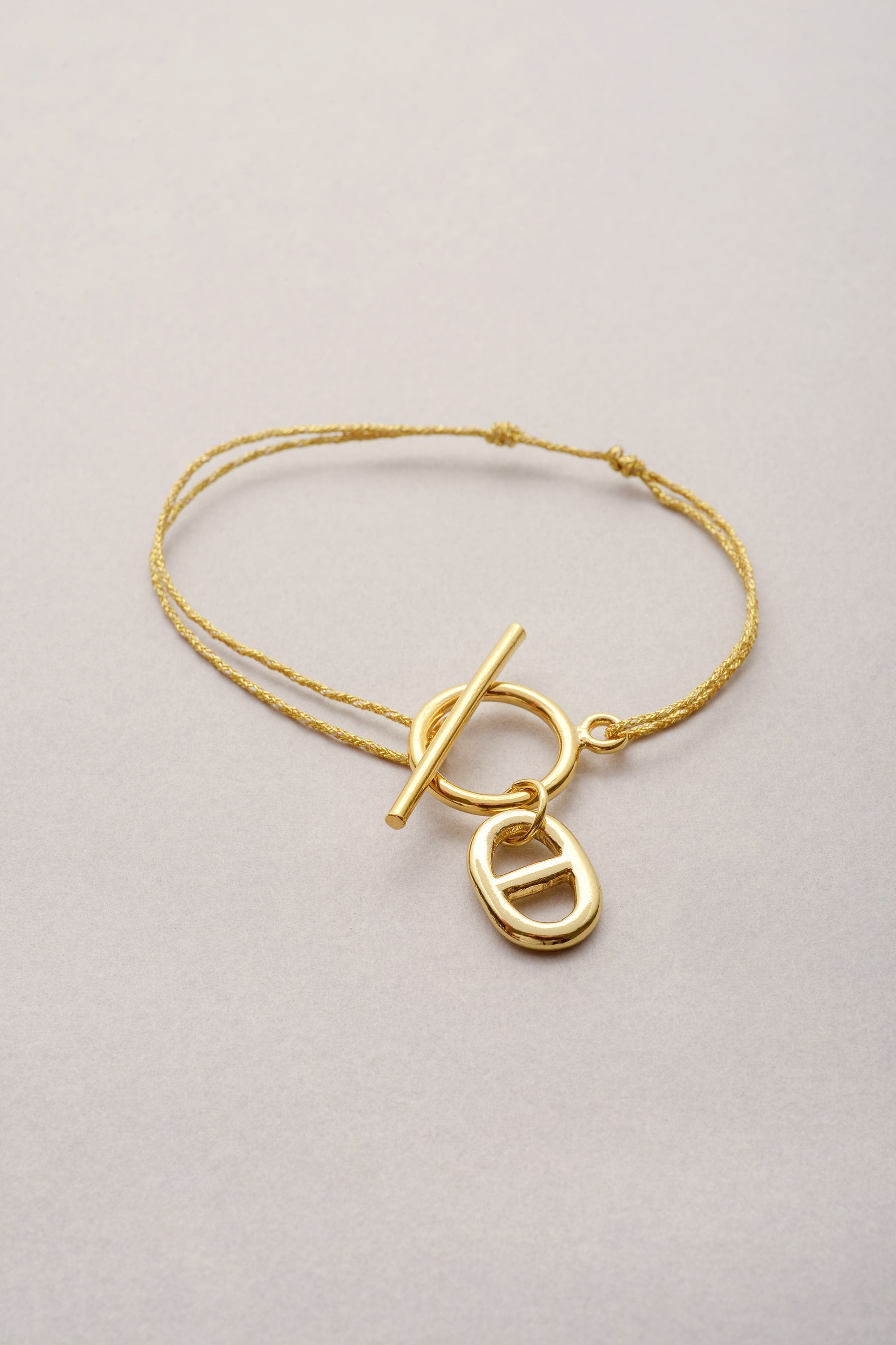 le bracelet maille marine doré sur cordon coloré réglable et disponible en plusieurs couleur. Bracelet made in France à petit prix