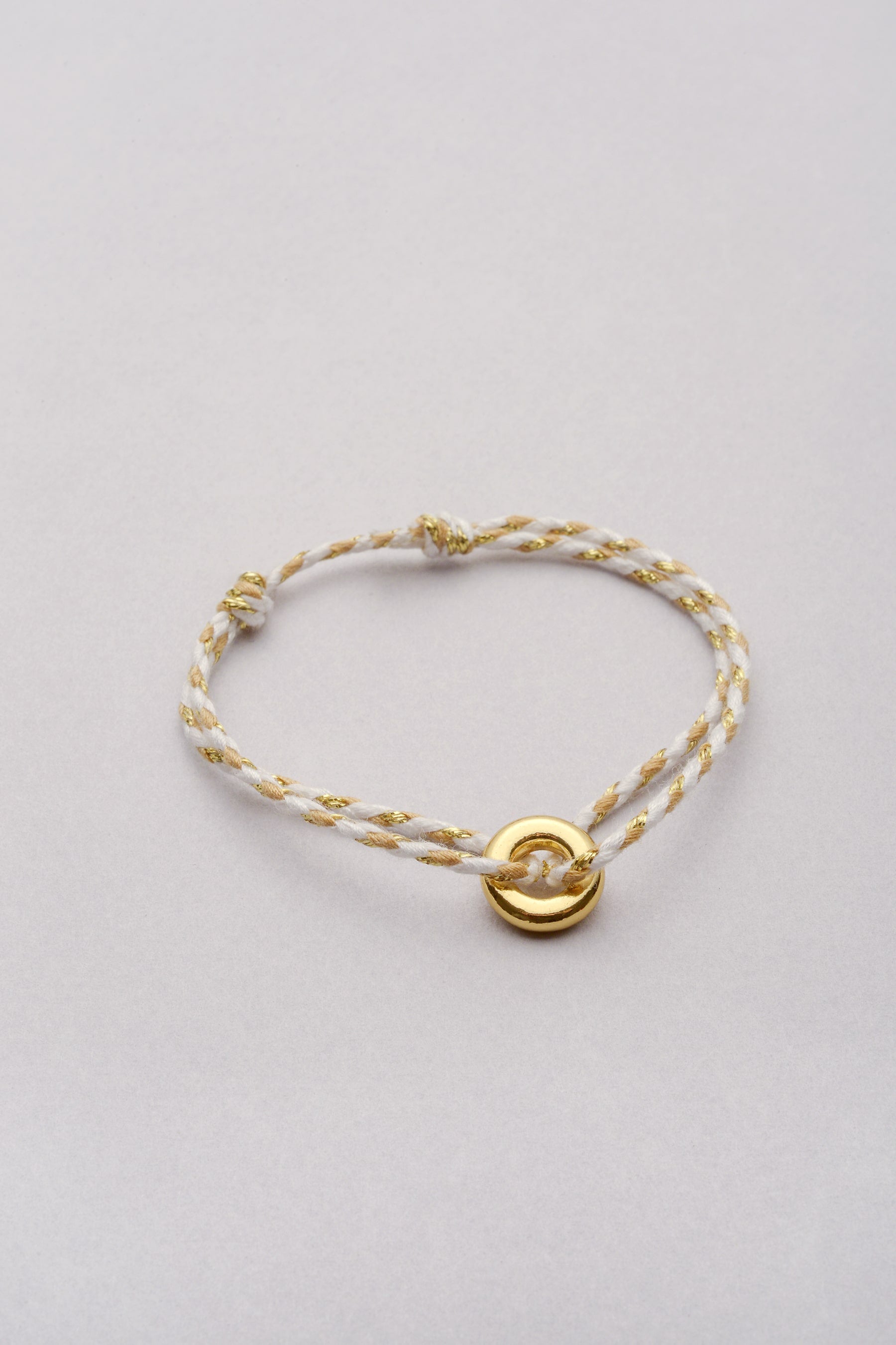 Bracelet avec rondelle dorée et cordon tressé. Bijou fabriqué en France. 