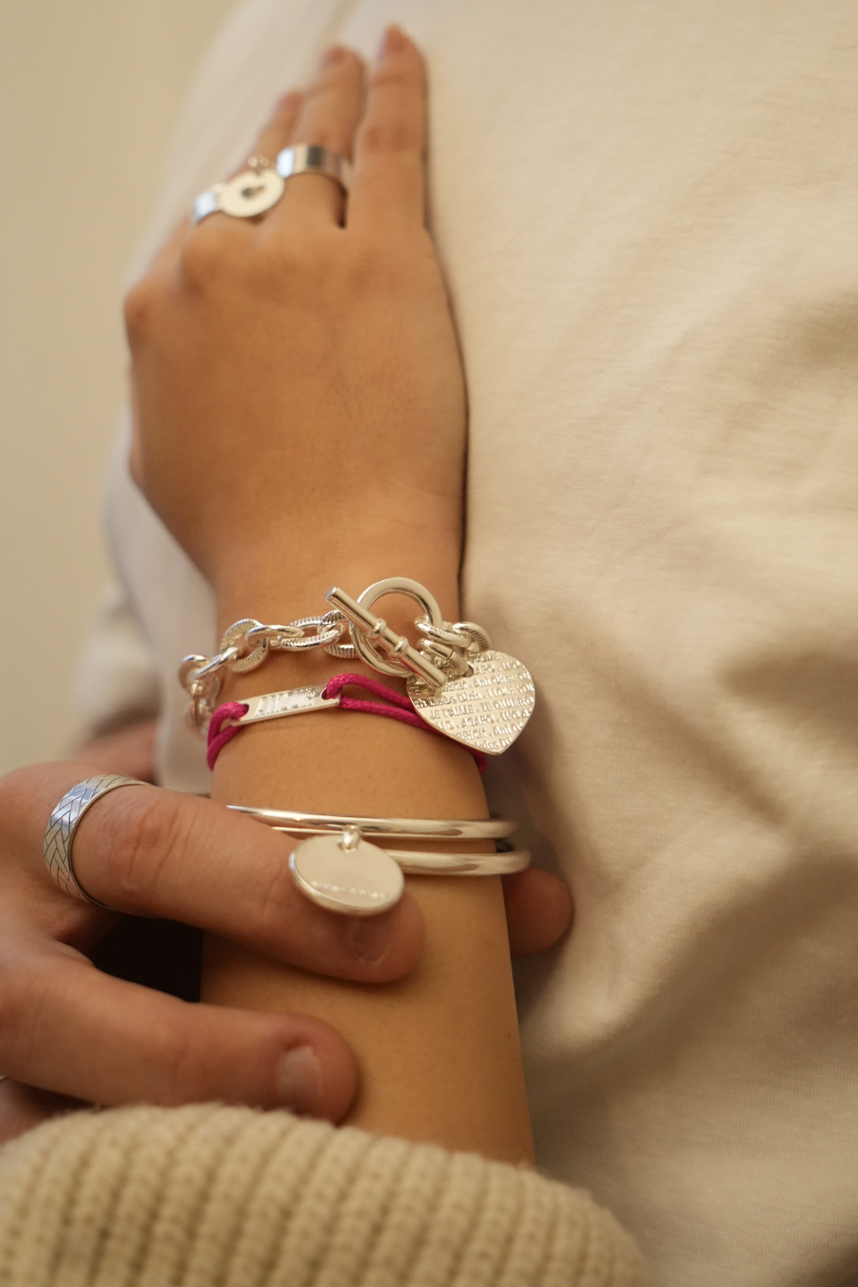 Bracelets portés argentés avec pendentif coeur. Bijoux à offrir ou s'offrir personnalisables. 