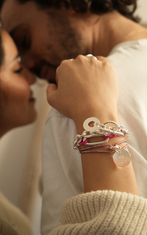Bracelets cordon et chaîne avec pendentif argenté. Bijoux pour femme personnalisables. 