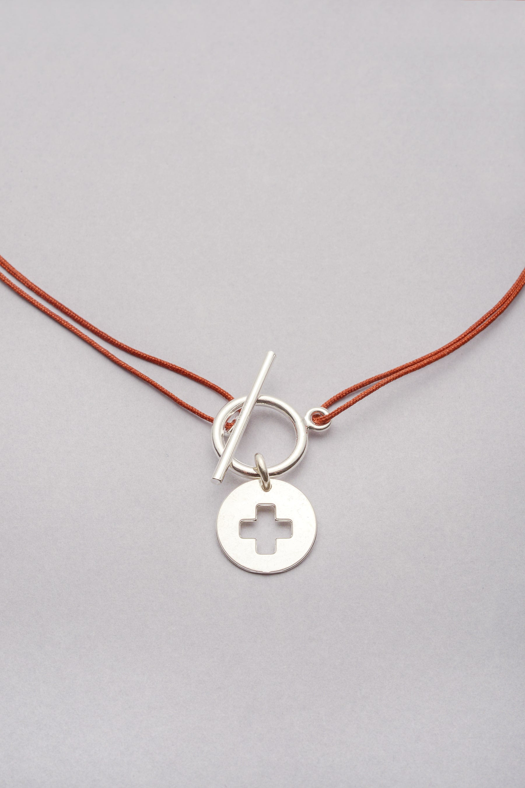 Collier Lou croix Cruz bijou fabriqué en France. Bijou femme. Collier argenté avec fermoir en T. 