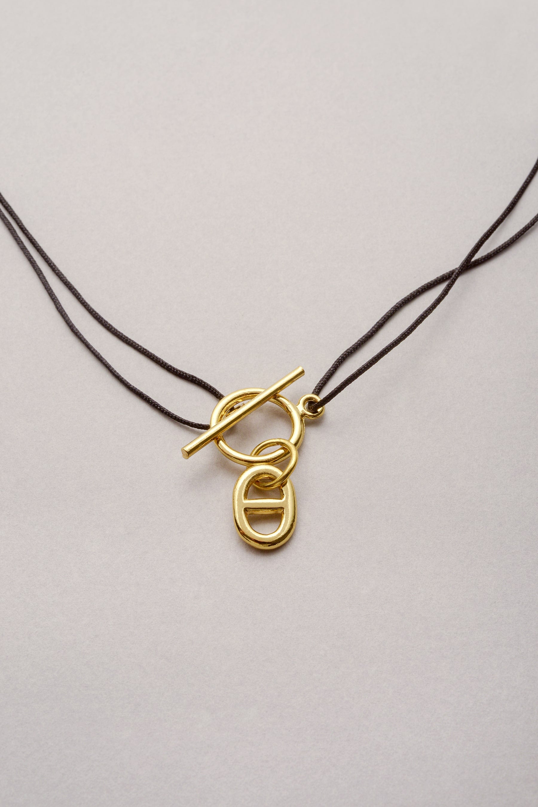Collier Lou Maille doré Musardise, bijou fantaisie français en cordon fin coloré personnalisable avec breloque dorée maille, assemblé à la main à Toulouse.