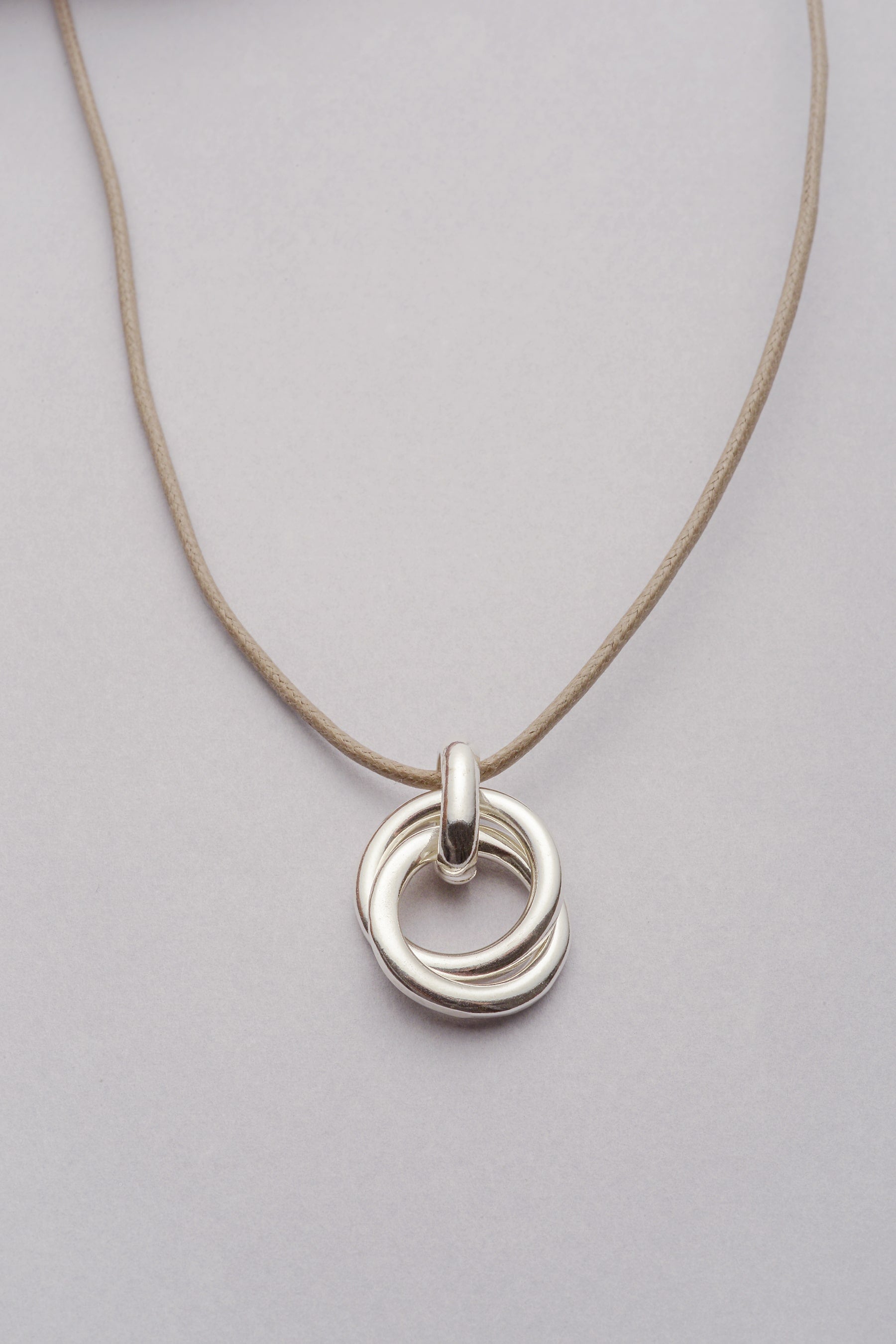 Collier Pendentif Chloé avec cordon de coton coloré. Collier avec cercles enlacés argenté. Bijou femme. 