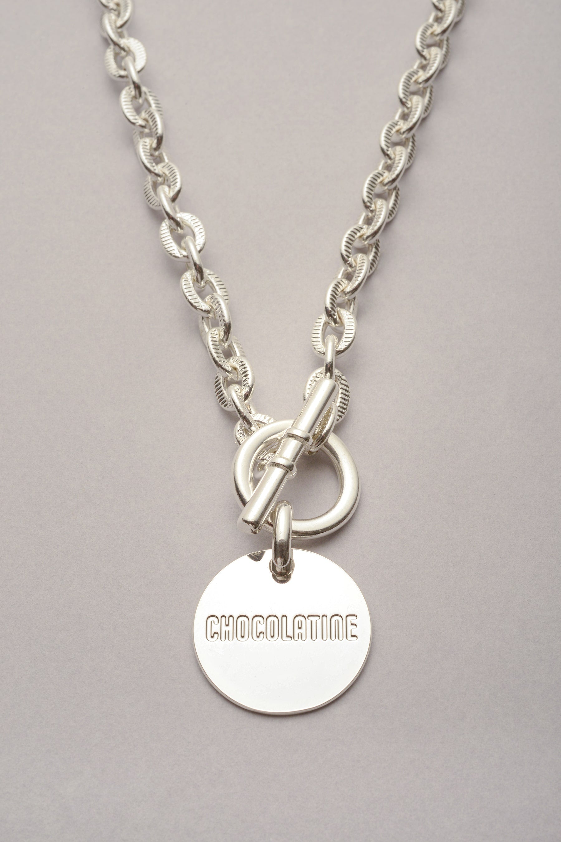 Collier Scarlett Médaille Chocolatine avec chaîne argenté et fermoir en T. Bijou du sud fabriqué à Toulouse. 