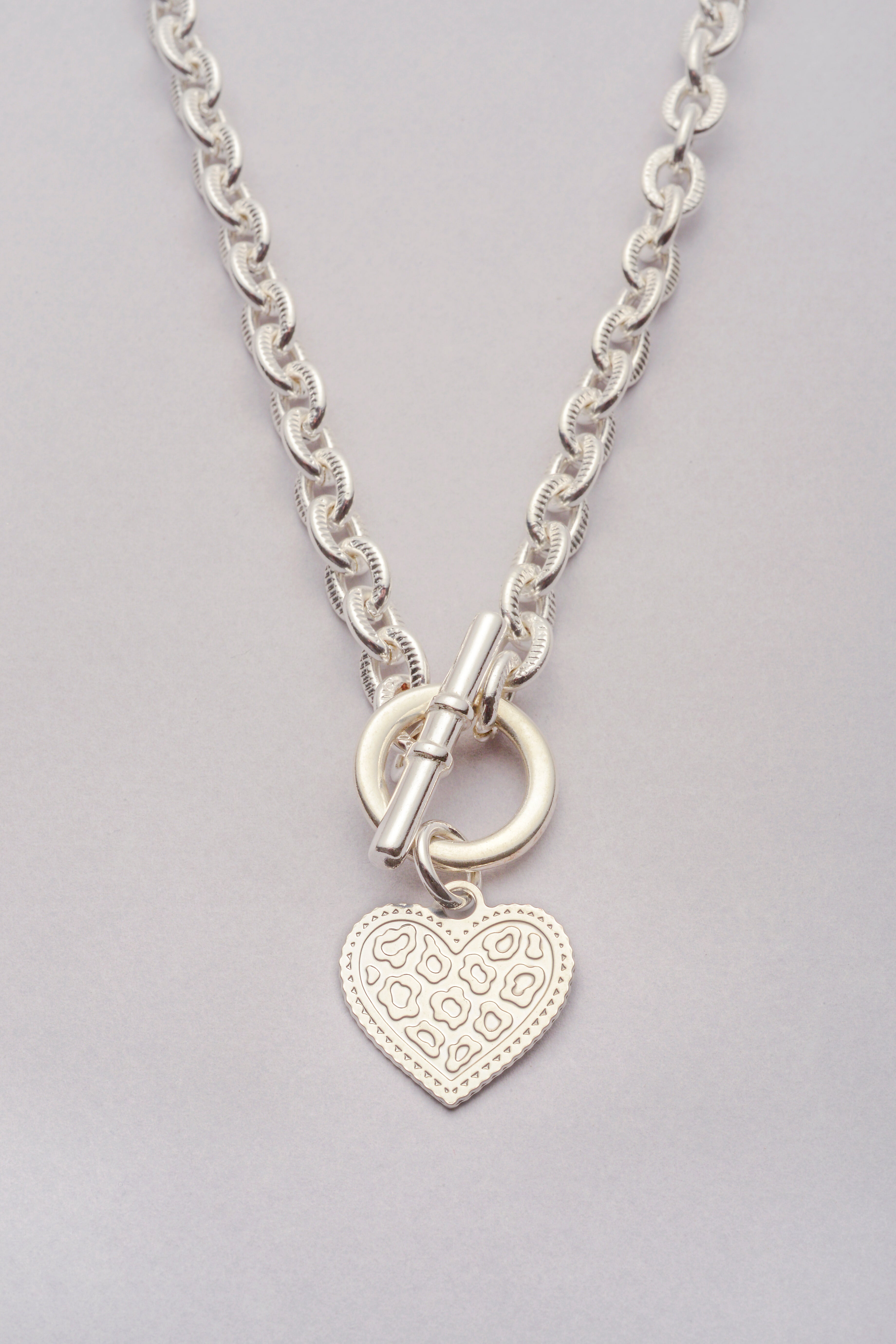 Le collier Scarlett de la collection Coeur Sauvage en argenté