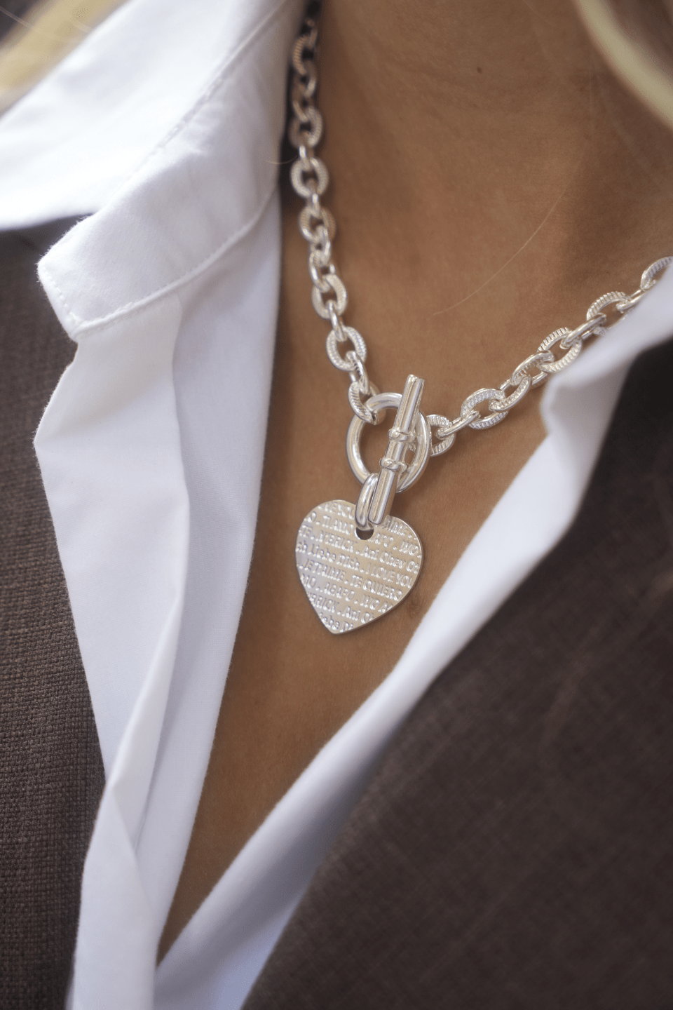 Collier avec je t'aime gravé en plusieurs langues. Création française. Bijou fabriqué en France. Collier argenté avec de la chaîne et un pendentif coeur original. 