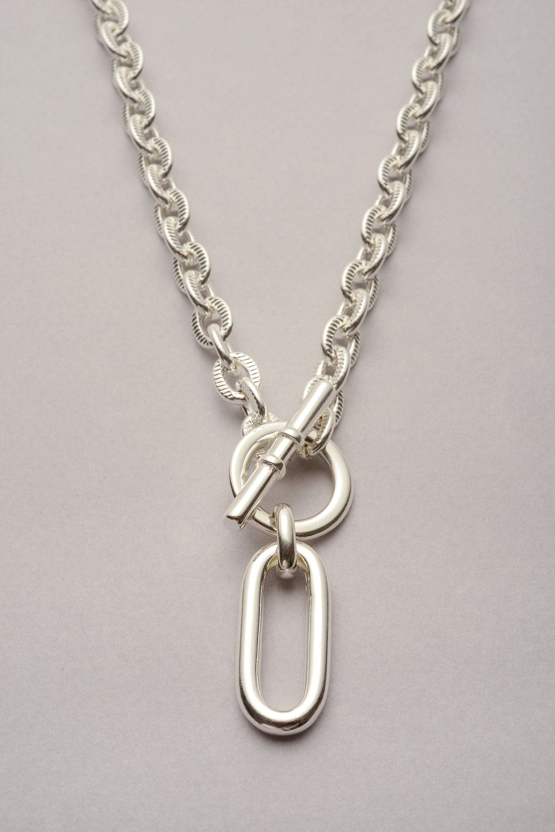 Collier Scarlett pendentif Ricky argenté avec chaîne striée. Bijou pour femme fabriqué en France. 