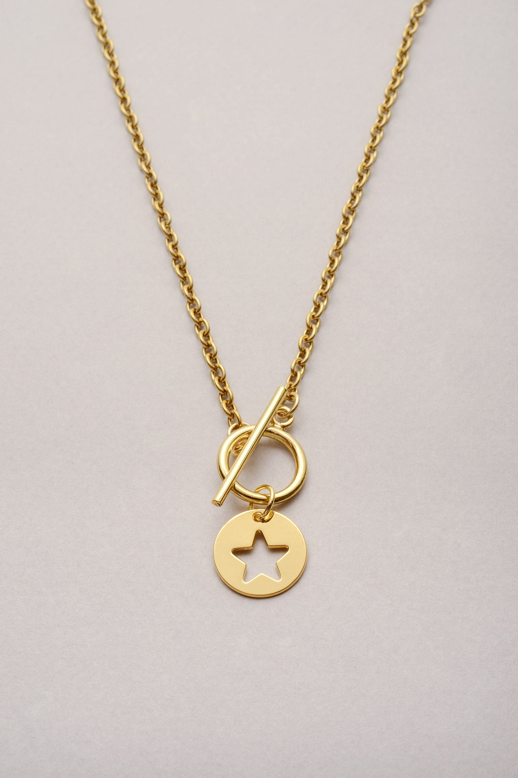 Le collier chaîne fine médaille étoile doré "Lou" est fabriqué en France. Ce bijou existe en argenté. Bijou pour femme, ado ou fille, il convient à toutes les générations ! 