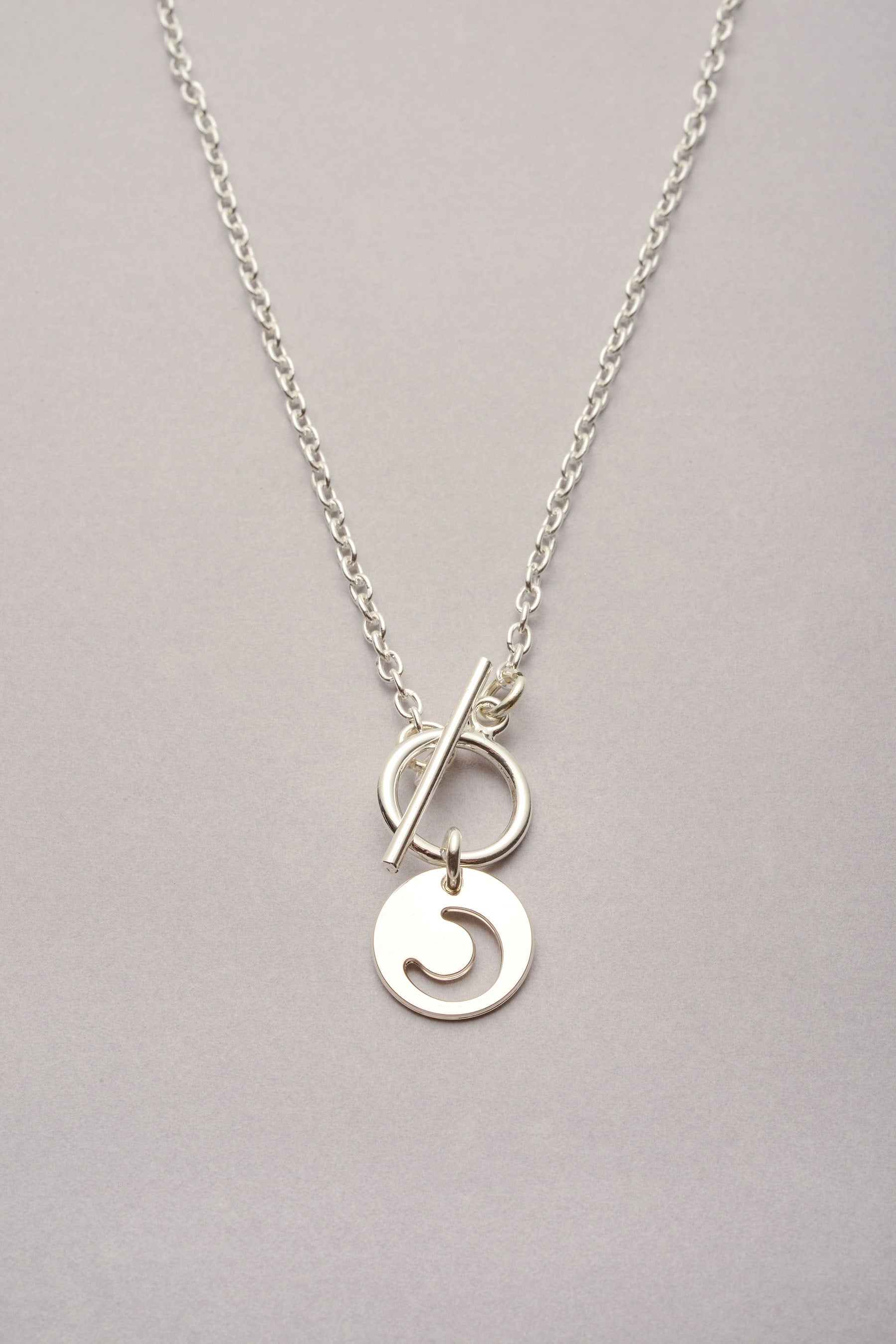 Le collier chaîne fine médaille lune argenté "Lou" est fabriqué en France. Bijou fantaisie pour femme. 
